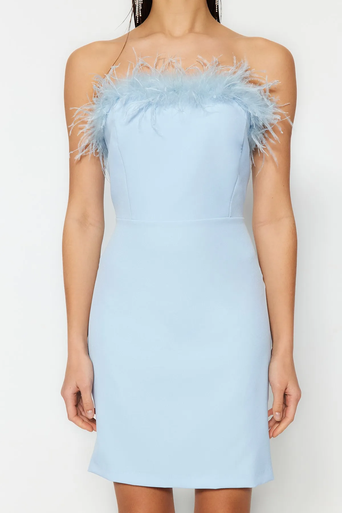 Trendyol Collection  Hellblaues, figurbetontes, gefüttertes, gewebtes Otriches-Abendkleid TPRSS23EL00547