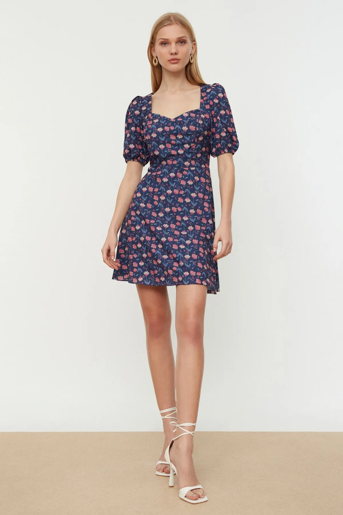 Trendyol Collection  Marineblaues, gewebtes A-Linien-Minikleid mit gefütterten Ballonärmeln und Blumendruck TWOSS20EL0899