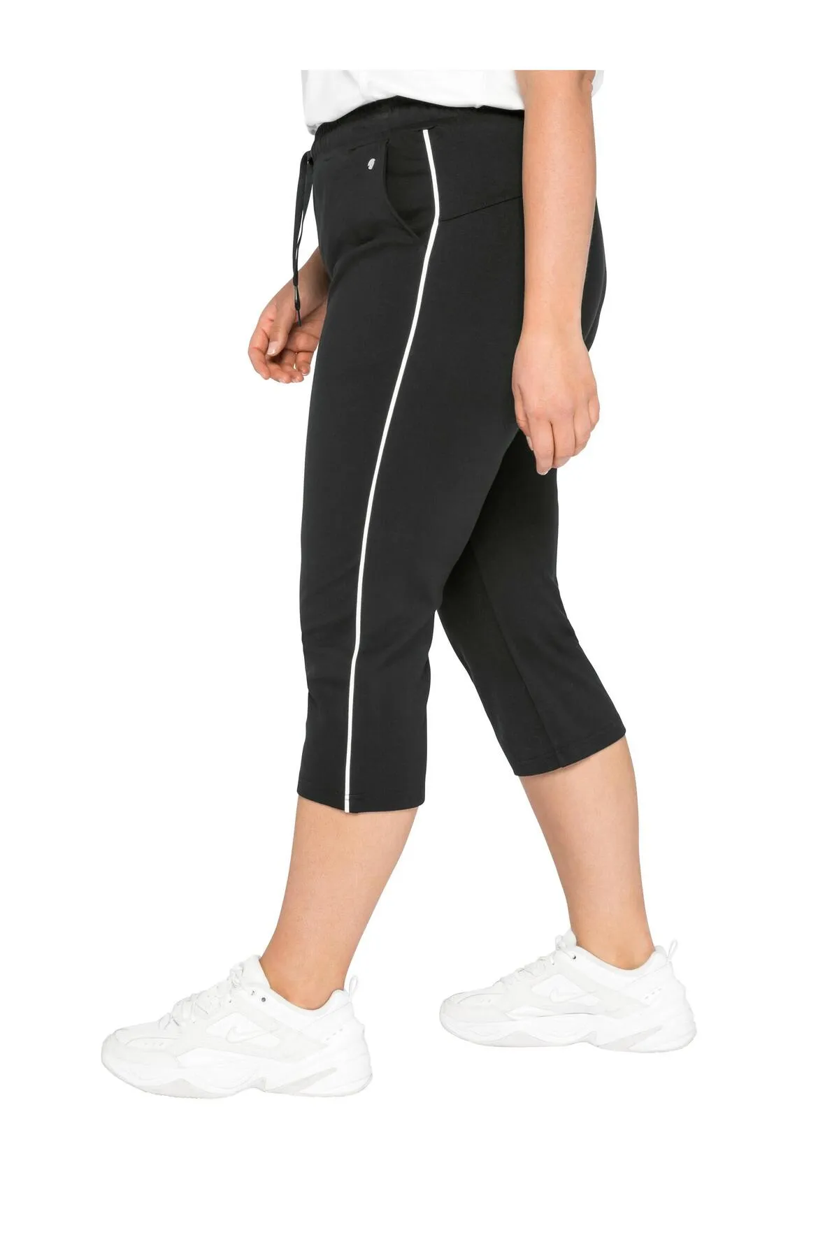Sheego  Kurze Sporthose - Schwarz - Mittlerer Bund