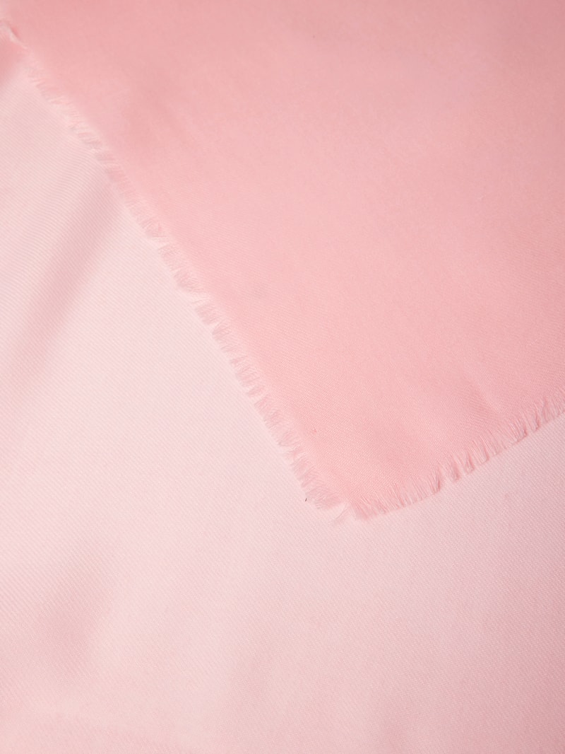 Schal mit ausgefransten Abschlüssen in rosé