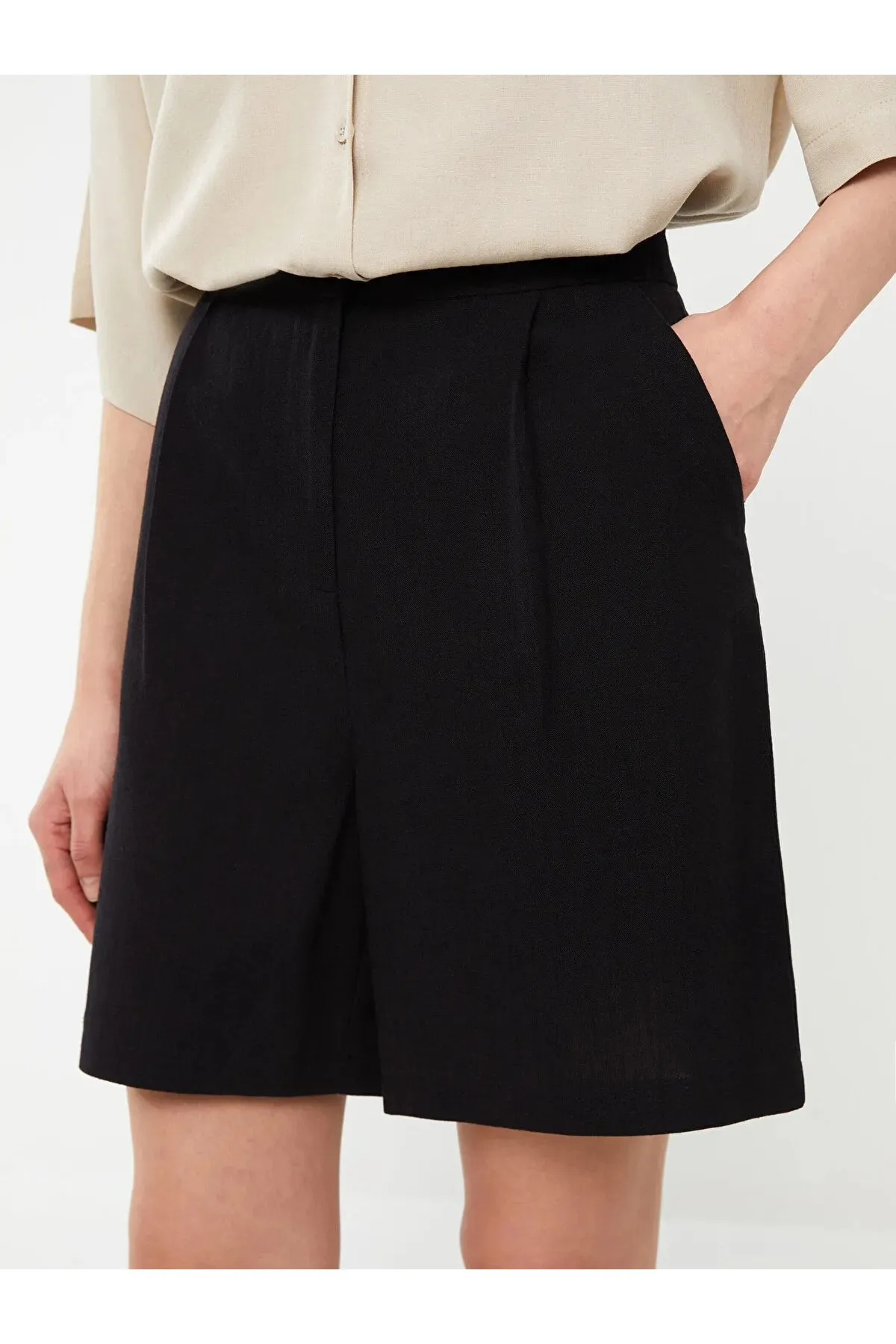 LC Waikiki  Shorts - Schwarz - Mittlerer Bund