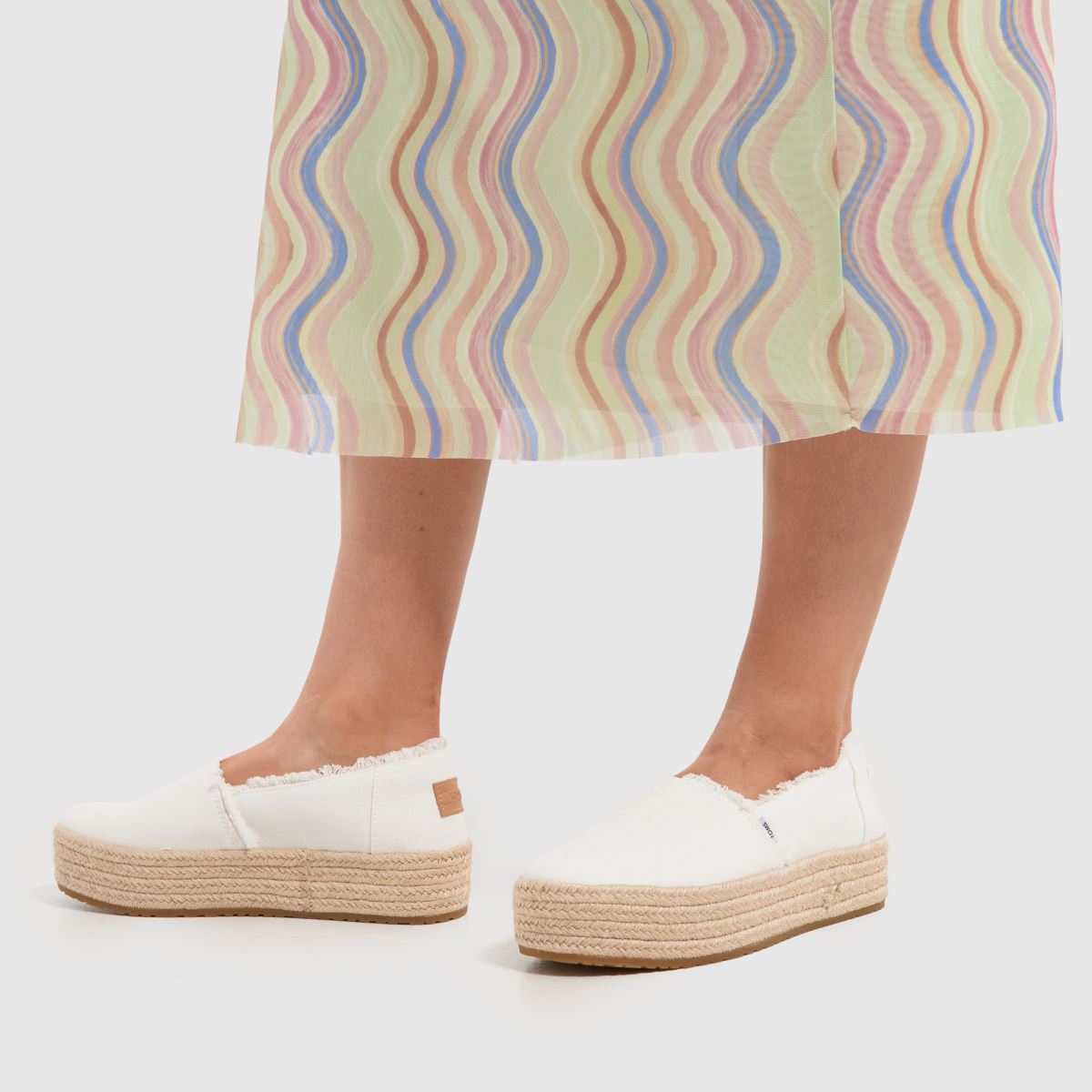 TOMS – Valencia – Vita platta espadrillskor