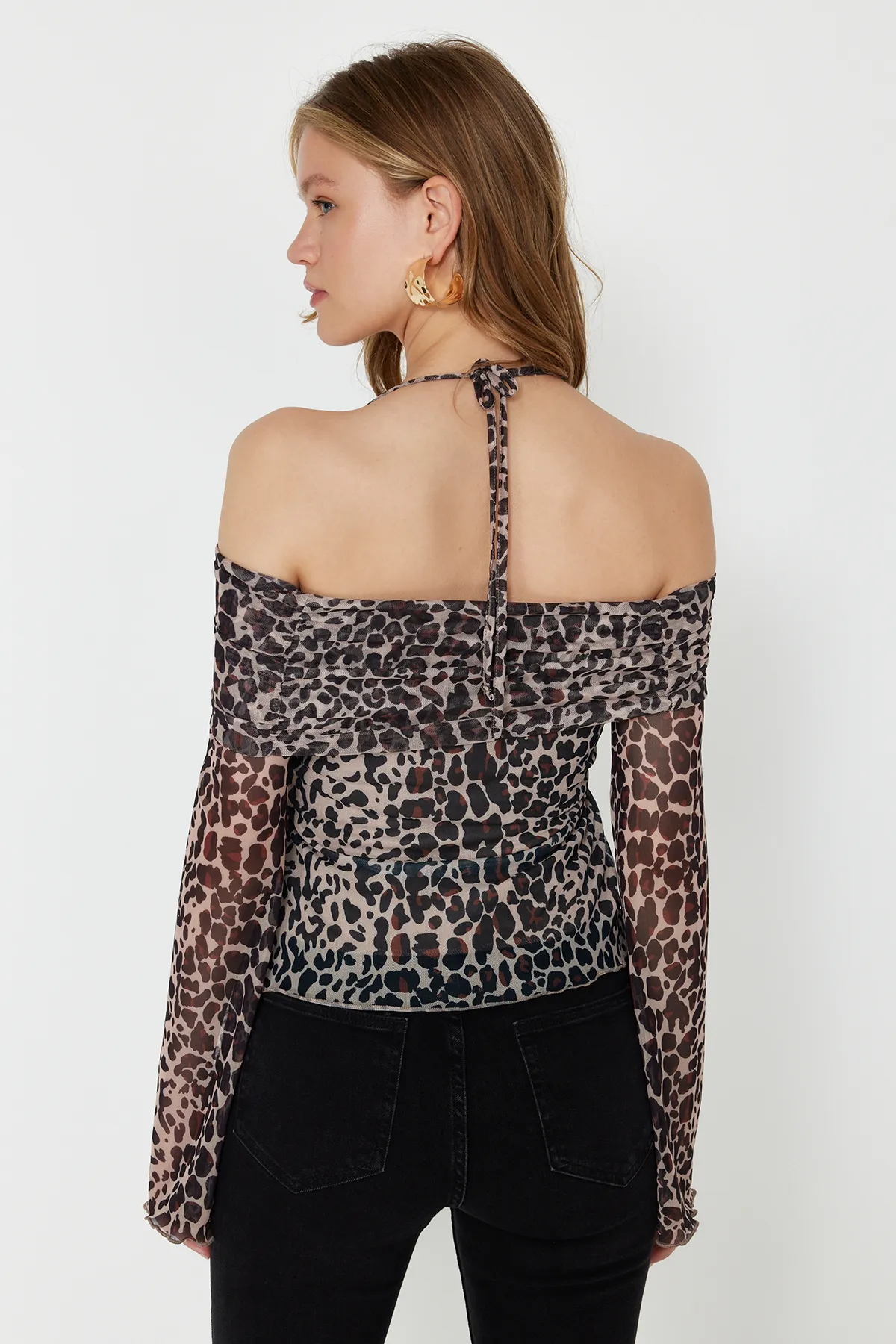 Trendyol Collection  Braune Strickbluse mit Tiermuster, ausgestellten Ärmeln und Bindedetail TWOSS24BZ00046