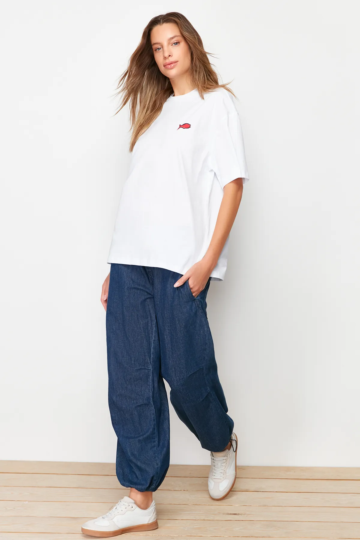 Trendyol Collection  Weißes, bedrucktes, übergroßes/weites Strick-T-Shirt mit Rundhalsausschnitt aus 100 % Baumwolle TWOSS23TS00329