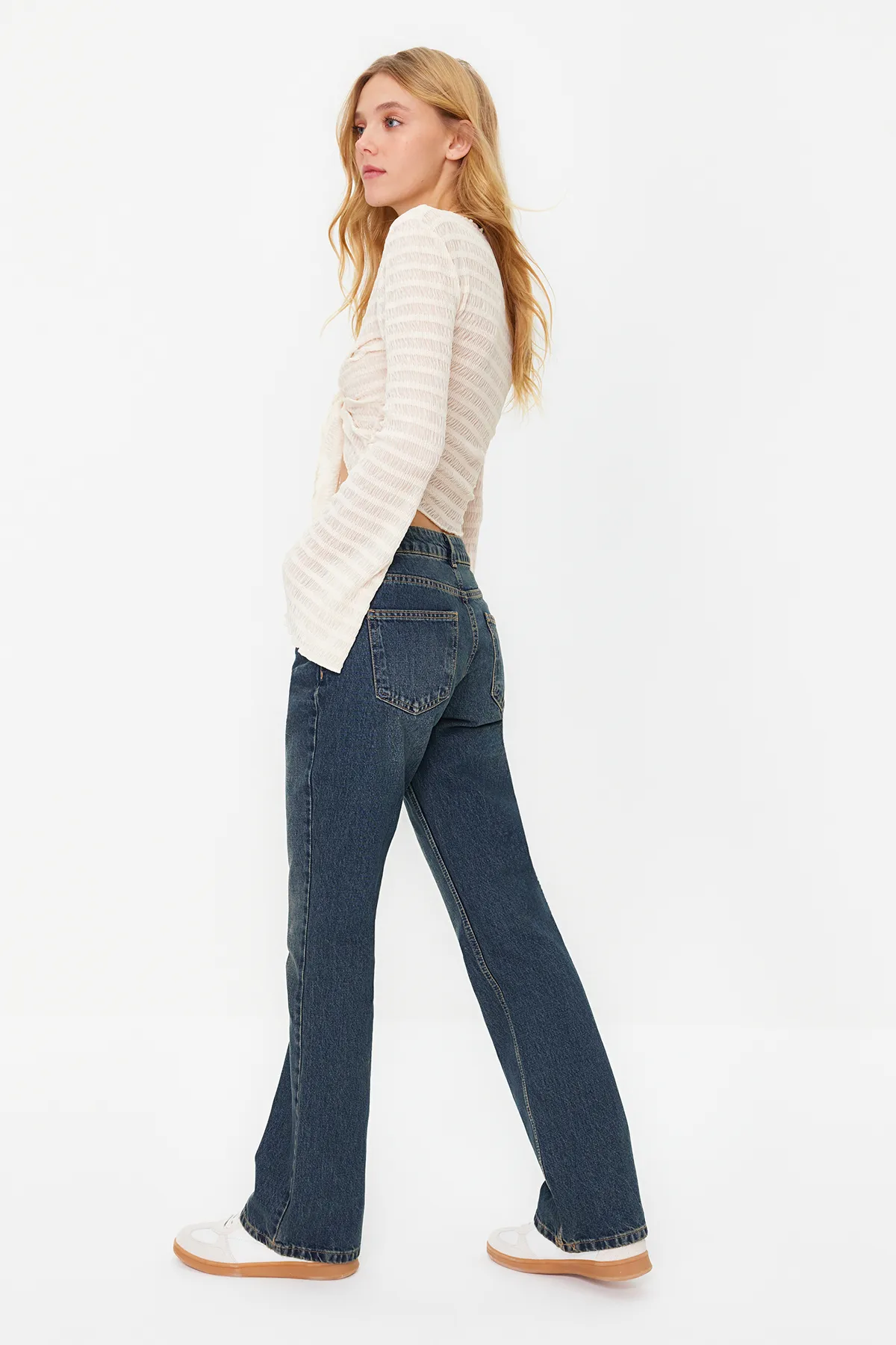 Trendyol Collection  Dunkelblaue, gerade Jeans mit niedriger Taille TWOSS24JE00100