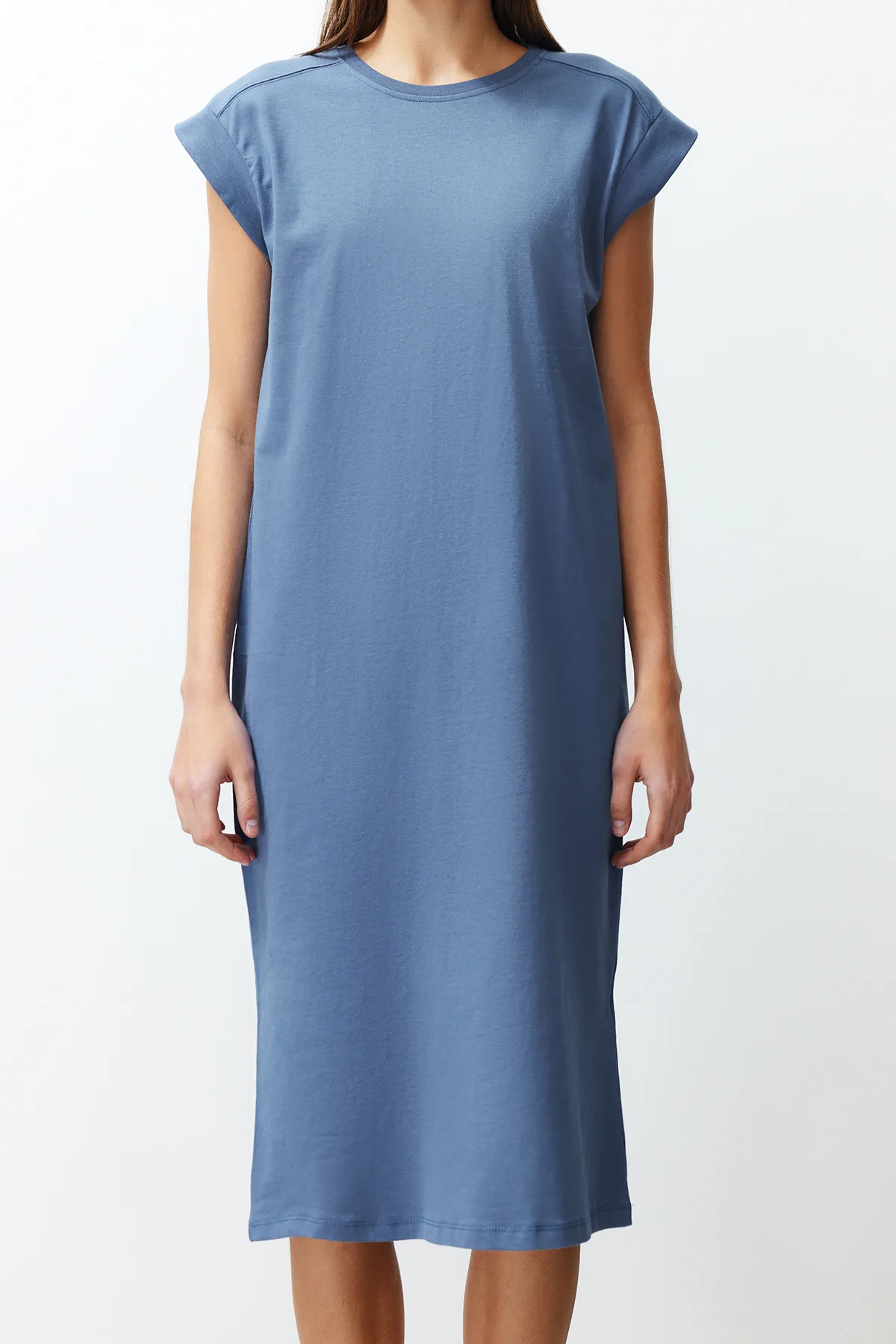 Trendyol Collection  Indigofarbenes, schlichtes T-Shirt-Kleid aus 100 % Baumwolle mit Mondärmeln, Shift-/Bequem geschnittenes Midi-Midikleid TWOSS24EL00126