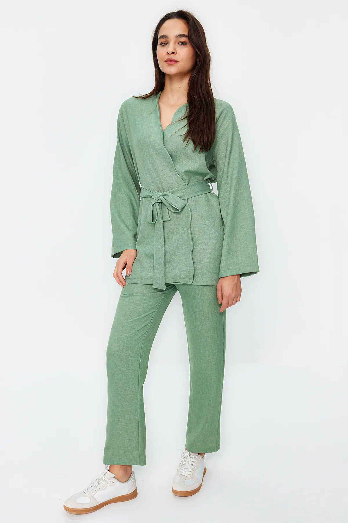 Trendyol Modest  Khakifarbenes Kimono-Hose-Set in Leinenoptik mit Gürtel, gewebter Unterteil und Oberteil TCTSS24US00005