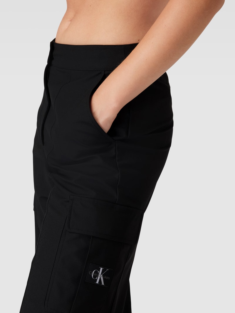 Cargohose mit elastischen Beinabschlüssen Modell 'TECHNICAL' in black