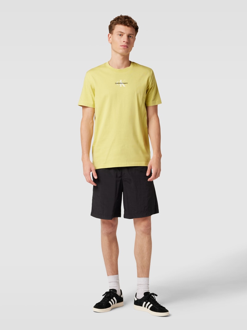 Regular Fit T-Shirt mit Label-Detail in hellgelb