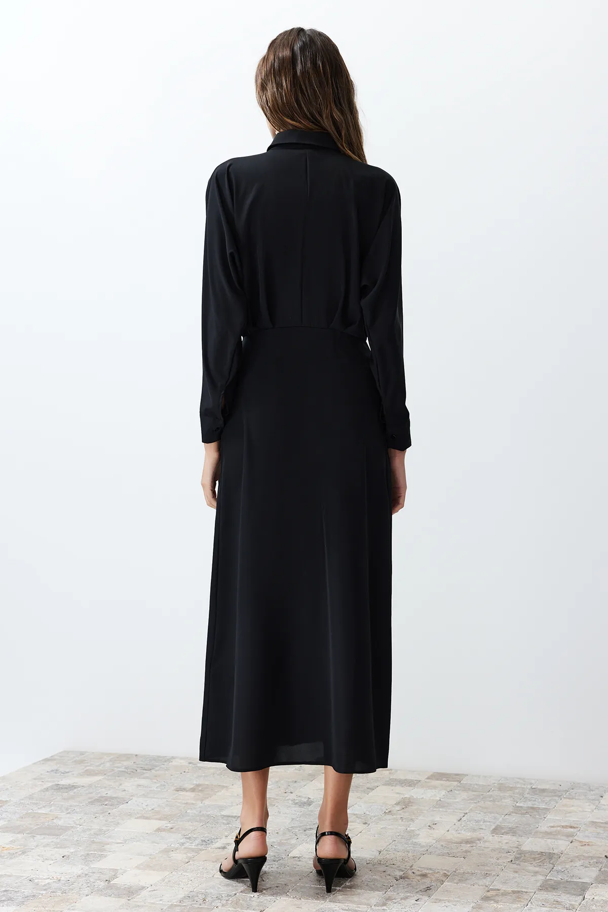 Trendyol Modest  Schwarzes, gewebtes Hemdkleid mit Taillendetails TCTSS24EB00011