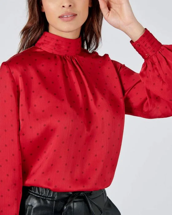 Blouse col montant satinée