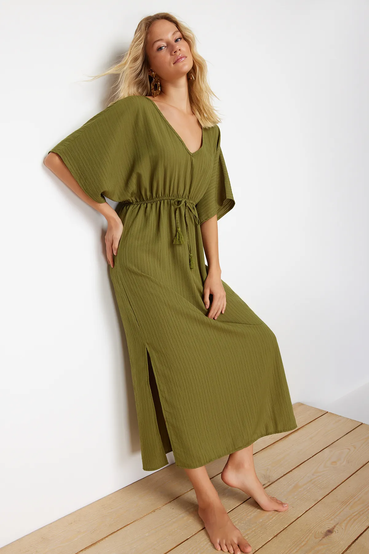 Trendyol Collection  Khakifarbenes, gewebtes Maxi-Strandkleid mit Bindeband TBESS24EL00084