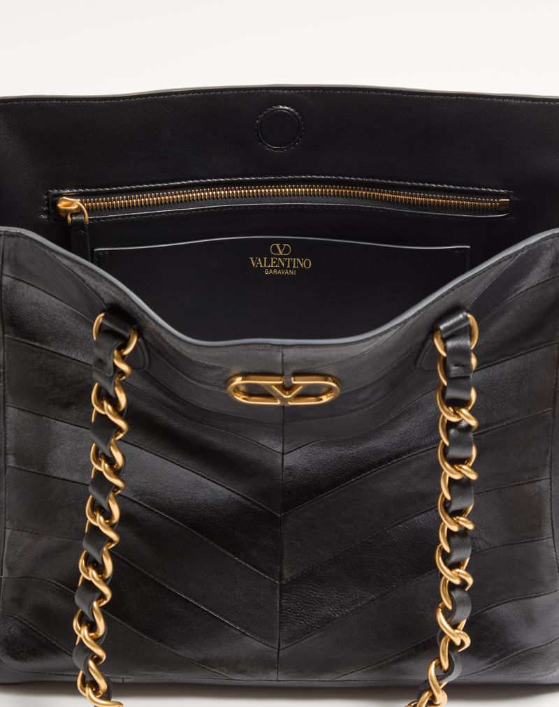 Valentino Garavani Laseine boodschappentas van nappaleer met chevronmotief.