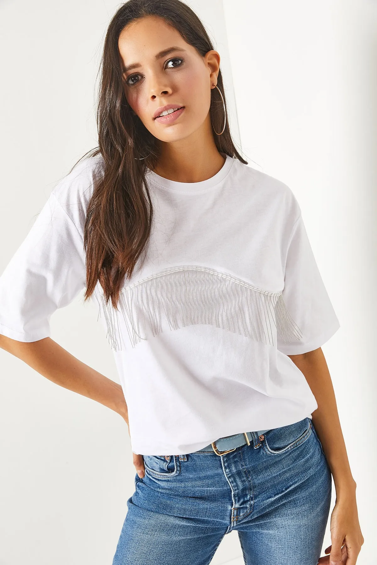 Olalook  Weißes Damen-T-Shirt in Übergröße mit Kettengarnierung TSH-19000697