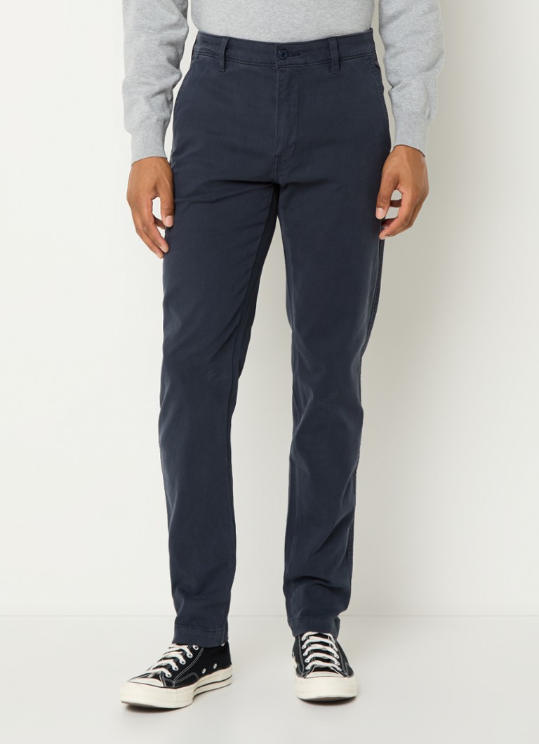 Pantaloni chino Levi's XX cu croială conică pe picioare și buzunare cusute.