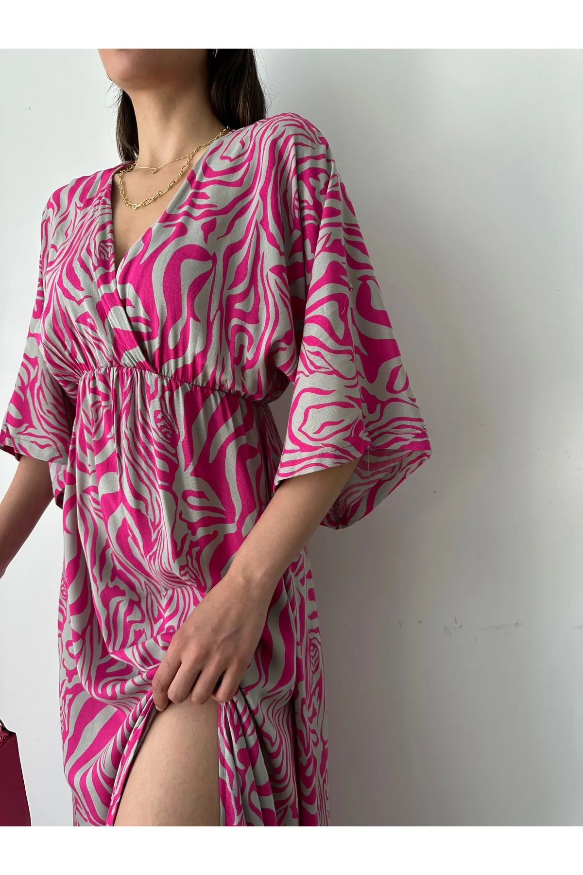 BEJNA  Rosafarbenes, zweireihiges, langes Sommerkleid mit Kragen und Schlitz für Damen