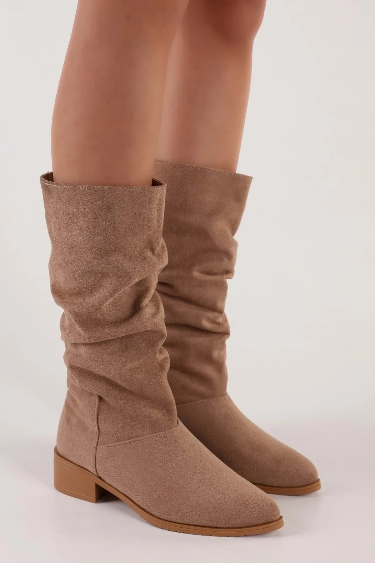 Shoeberry  Flache Damenstiefel „Jerica“ aus Nerz-Wildleder mit Zwickel, Nerz-Wildleder