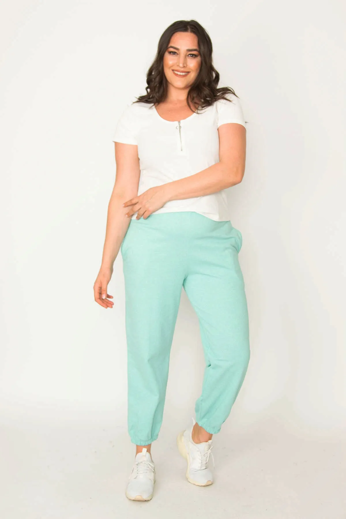 Şans  Grüne Damen-Trainingshose aus Baumwollstoff mit Taschendetail und elastischen Taillenbündchen und Taille 65N30436