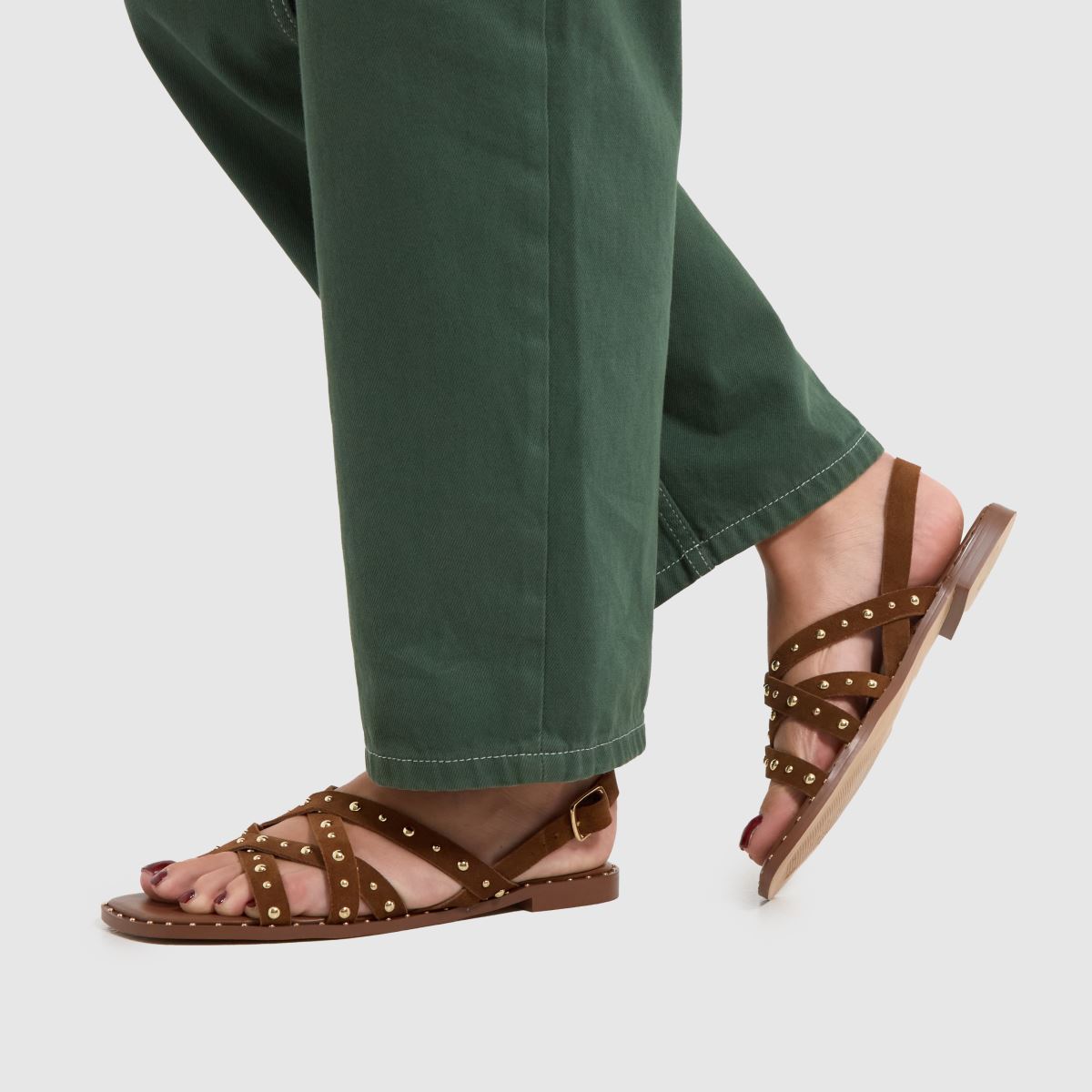 Schuh – Thelma – Bruna sandaler i mocka med nitar