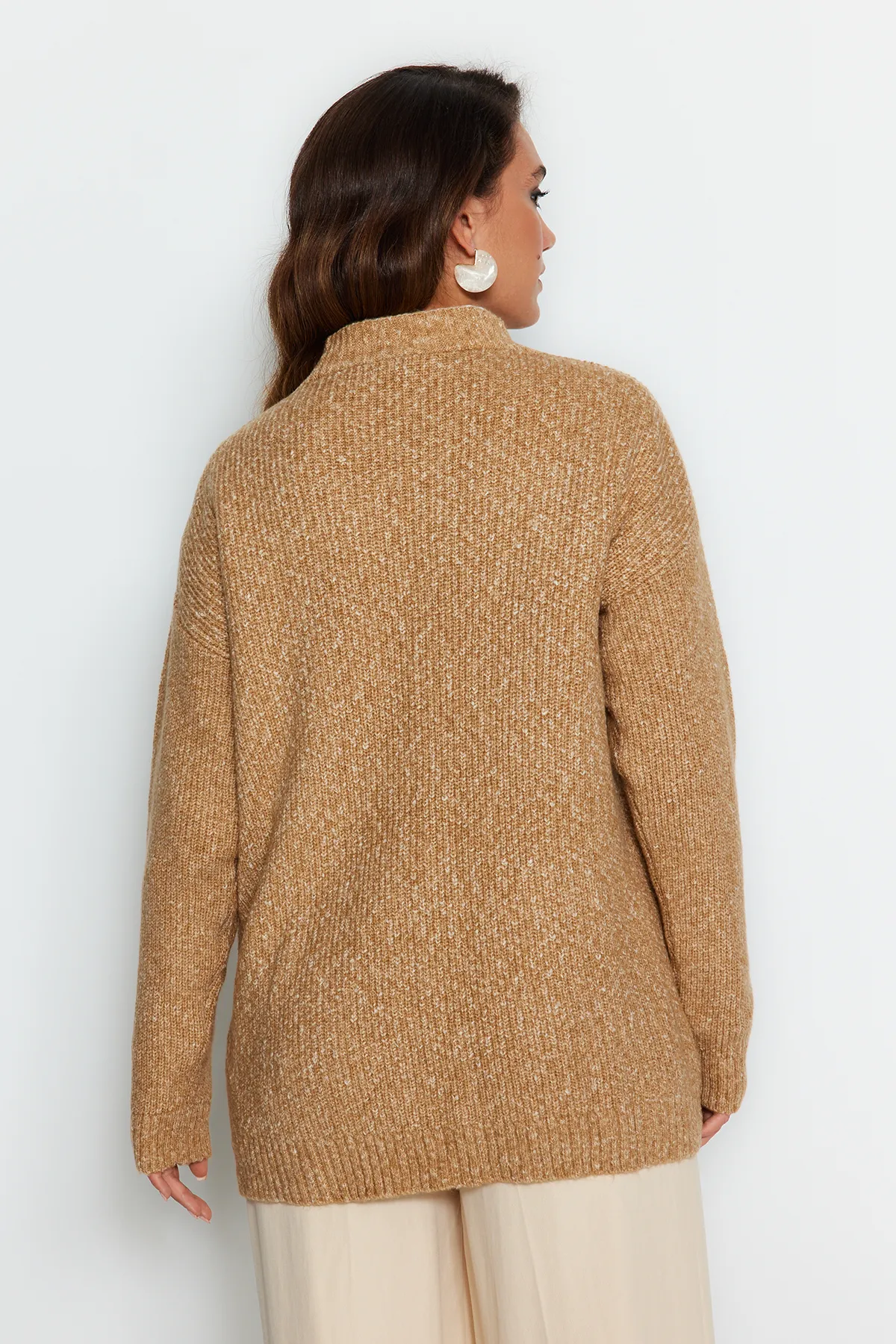 Trendyol Modest  Beigefarbene, geknöpfte Strickjacke aus weichem Strick mit V-Ausschnitt TCTAW22HI0397