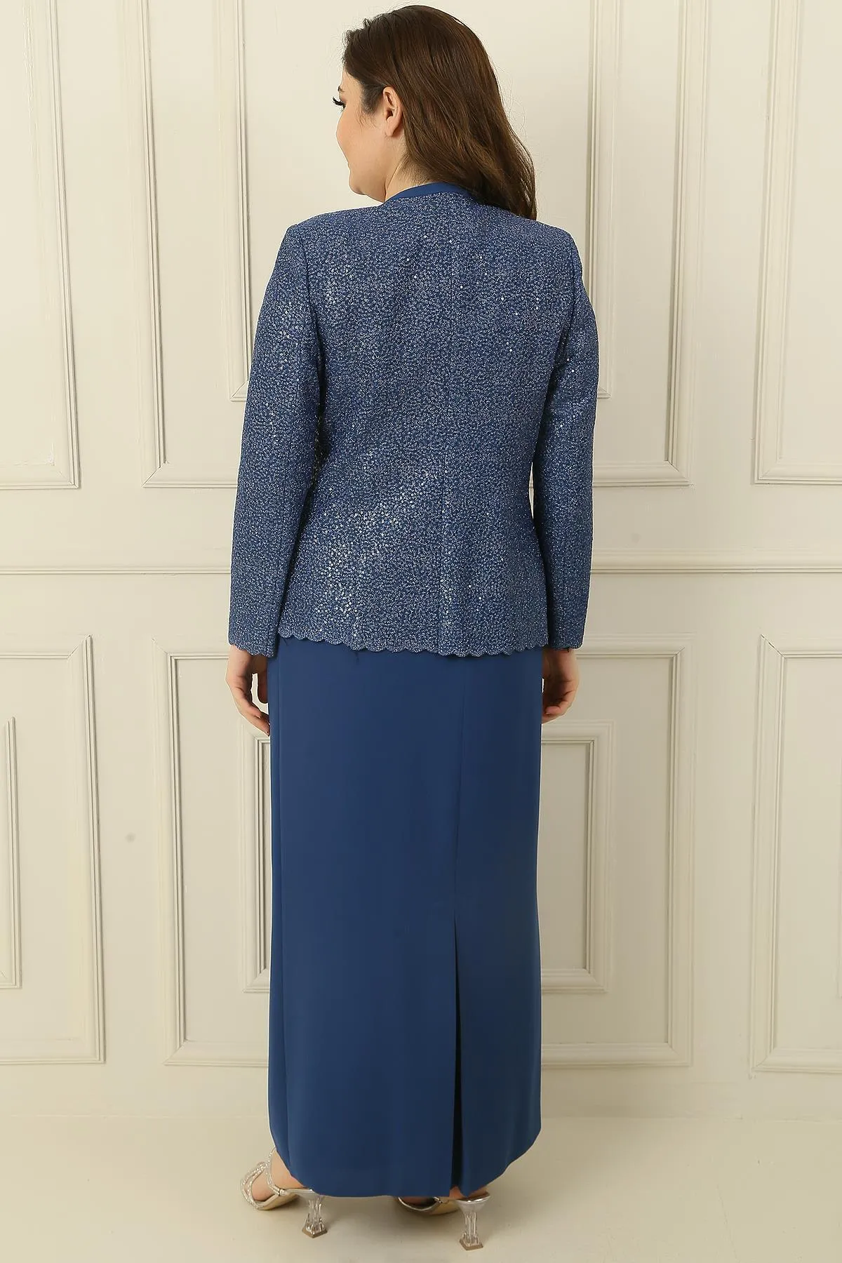 By Saygı  2-teiliges Set mit Kragen, Steinfutter, langem Kreppkleid und Paillettenjacke in Übergröße
