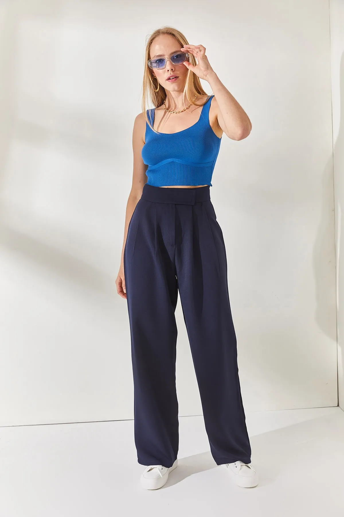 Olalook  Marineblaue, plissierte Palazzo-Hose mit Klettverschluss am Bund PNT-19000222