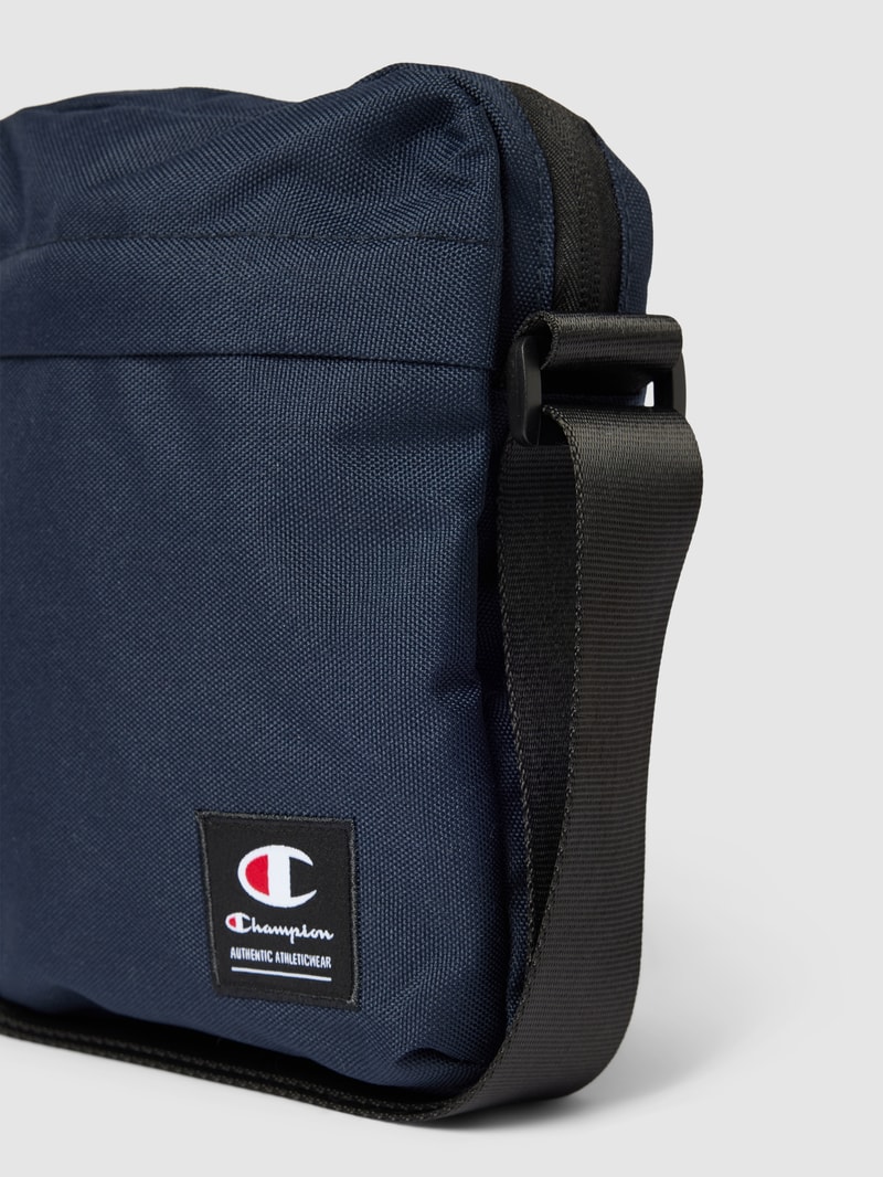 Crossbody Bag mit Label-Detail in marineblau