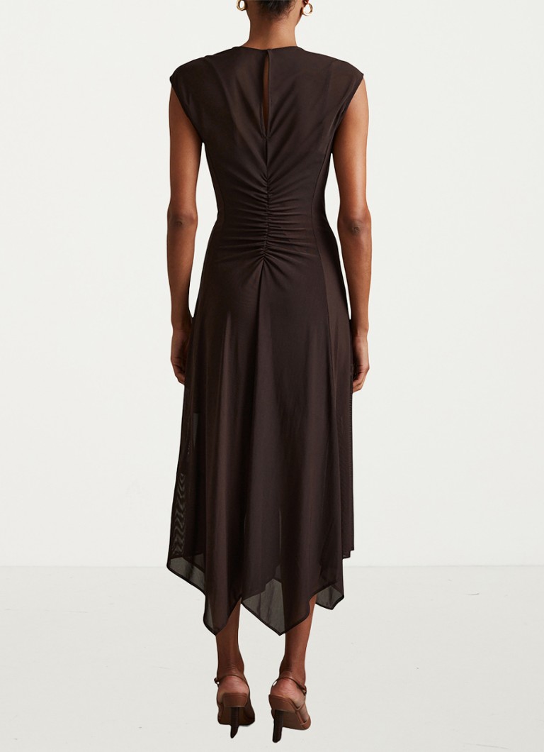 Robe midi Lyra de Reiss, ornée de volants et d'un ourlet asymétrique.
