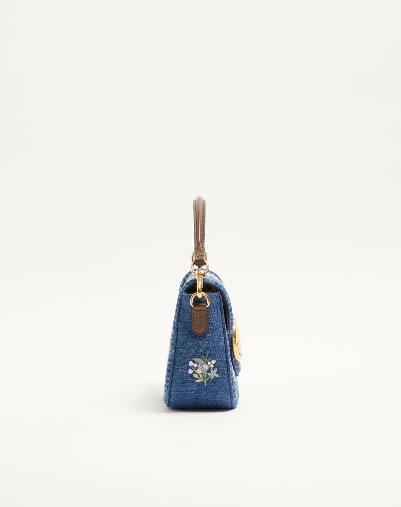 Bolsa de ombro Valentino Garavani Alltime média em denim bordado com alça de fita bordada.