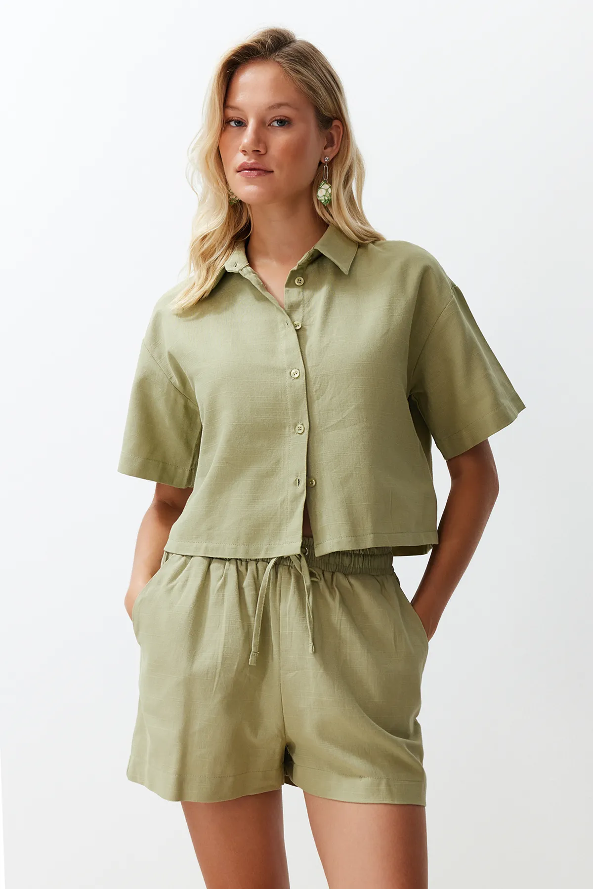 Trendyol Collection  Grünes Hemd-Shorts-Set in gewebter Leinenoptik TBESS24AU00054