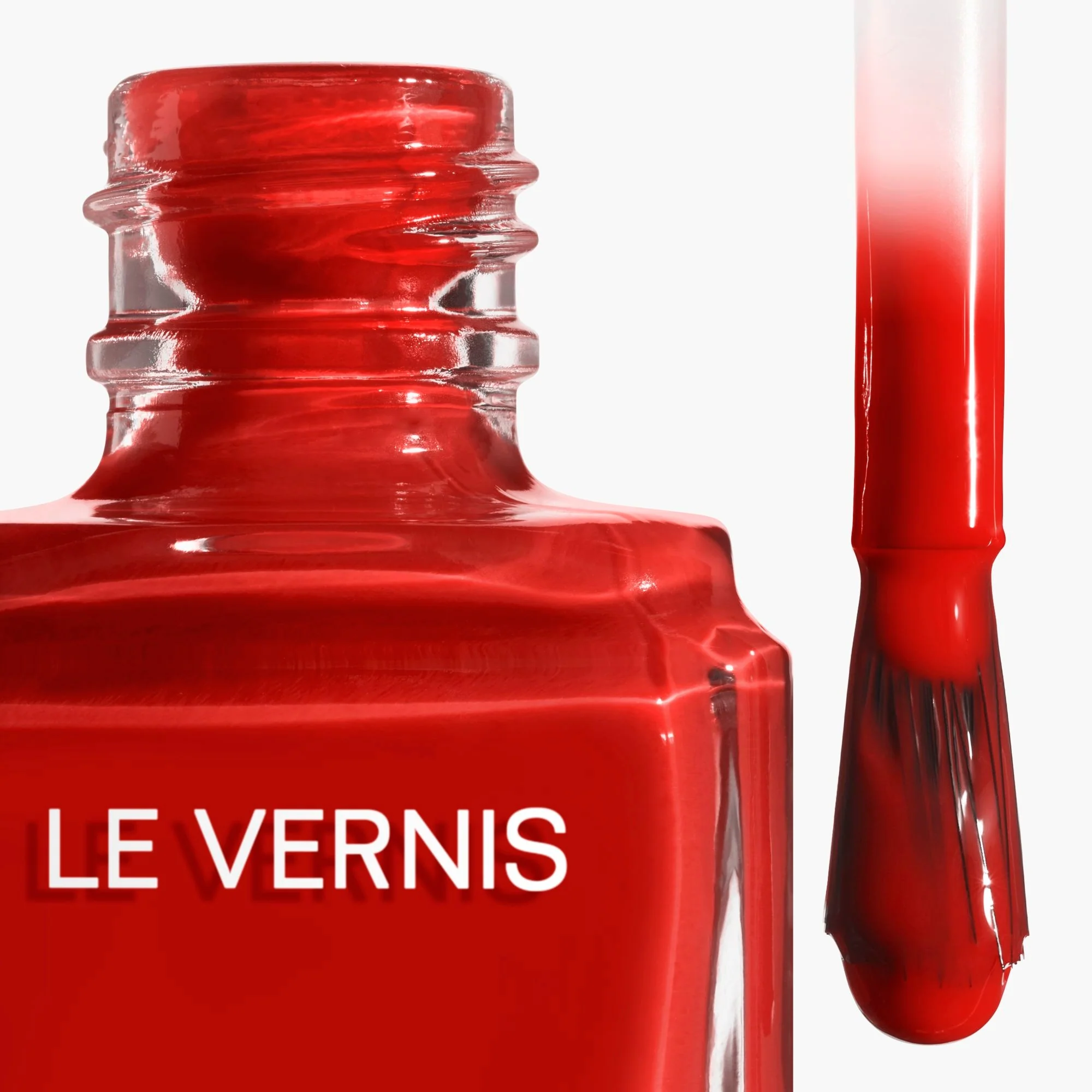LE VERNIS - DLOUHO TRVAJÍCÍ BARVA A ZÁŘIVOST
