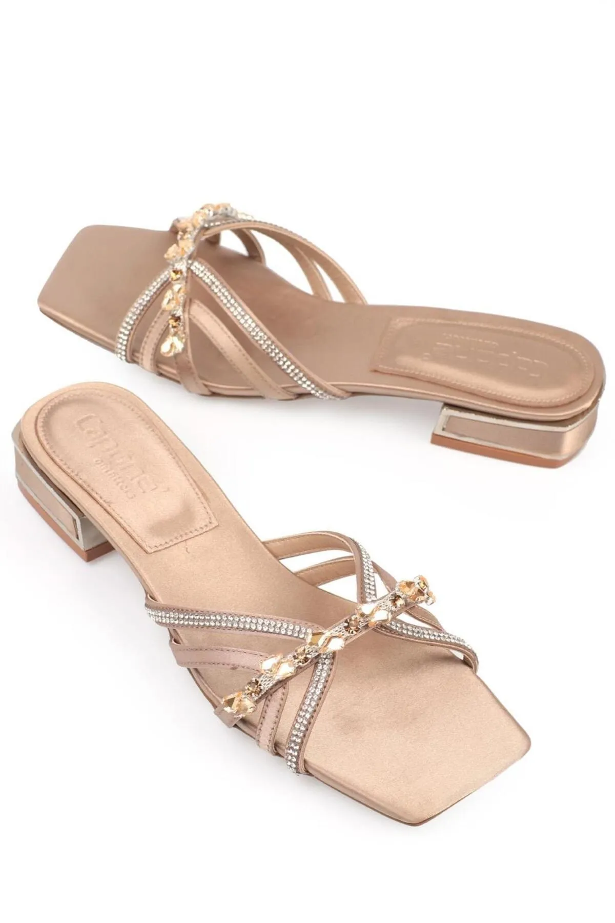 Capone Outfitters  Capone Blunt Toe Stone Gestreifte Damenhausschuhe aus Satin mit kurzem Absatz in Beige