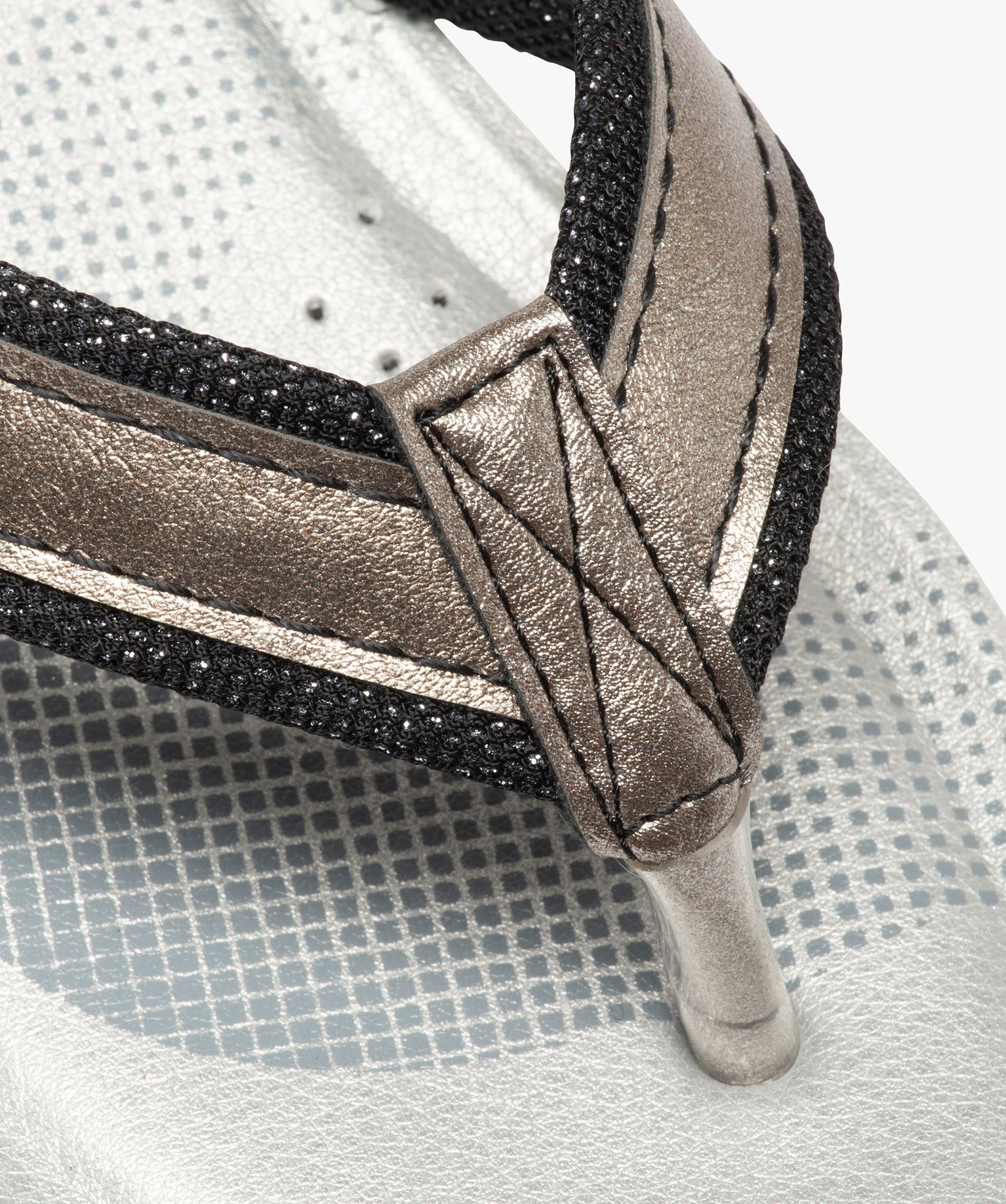 Tongs femme à semelle rembourrée et détails métallisés noir | GEMO