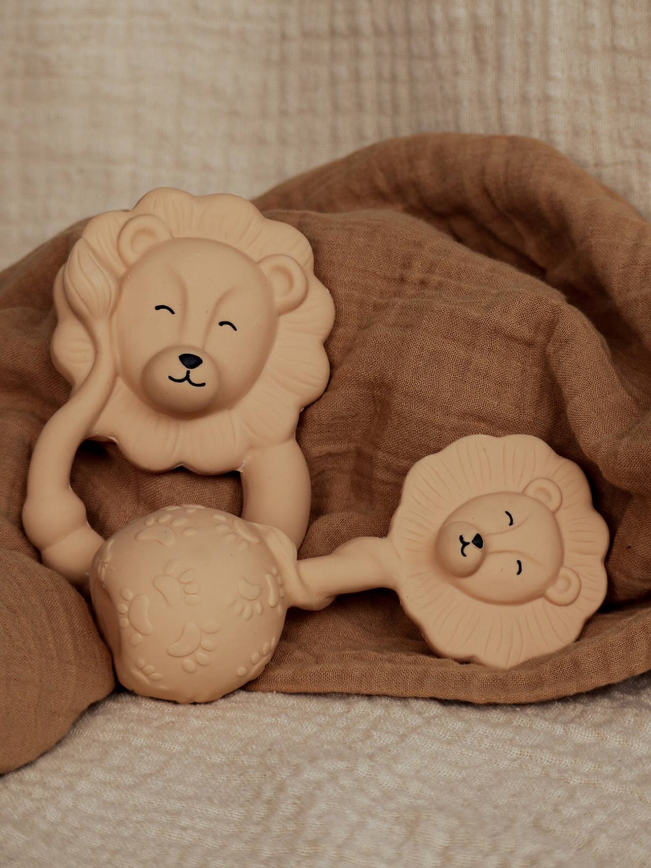 Natruba Baby Rassel mit Zahnungshilfe NATRUBA, Naturkautschuk - beige löwe