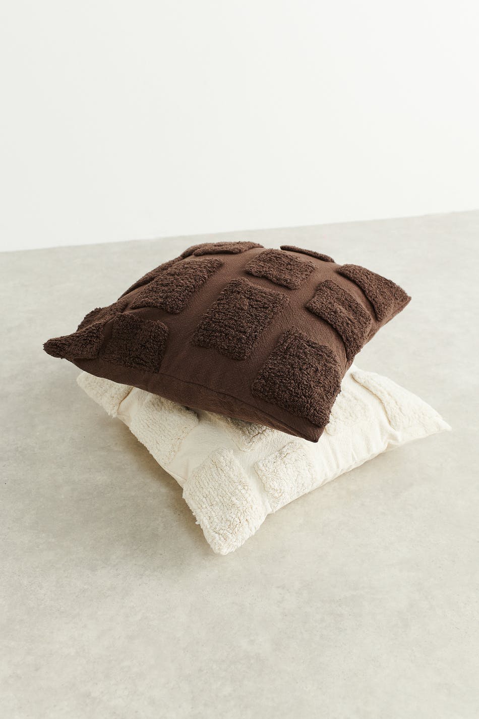 Tufted cushion cover