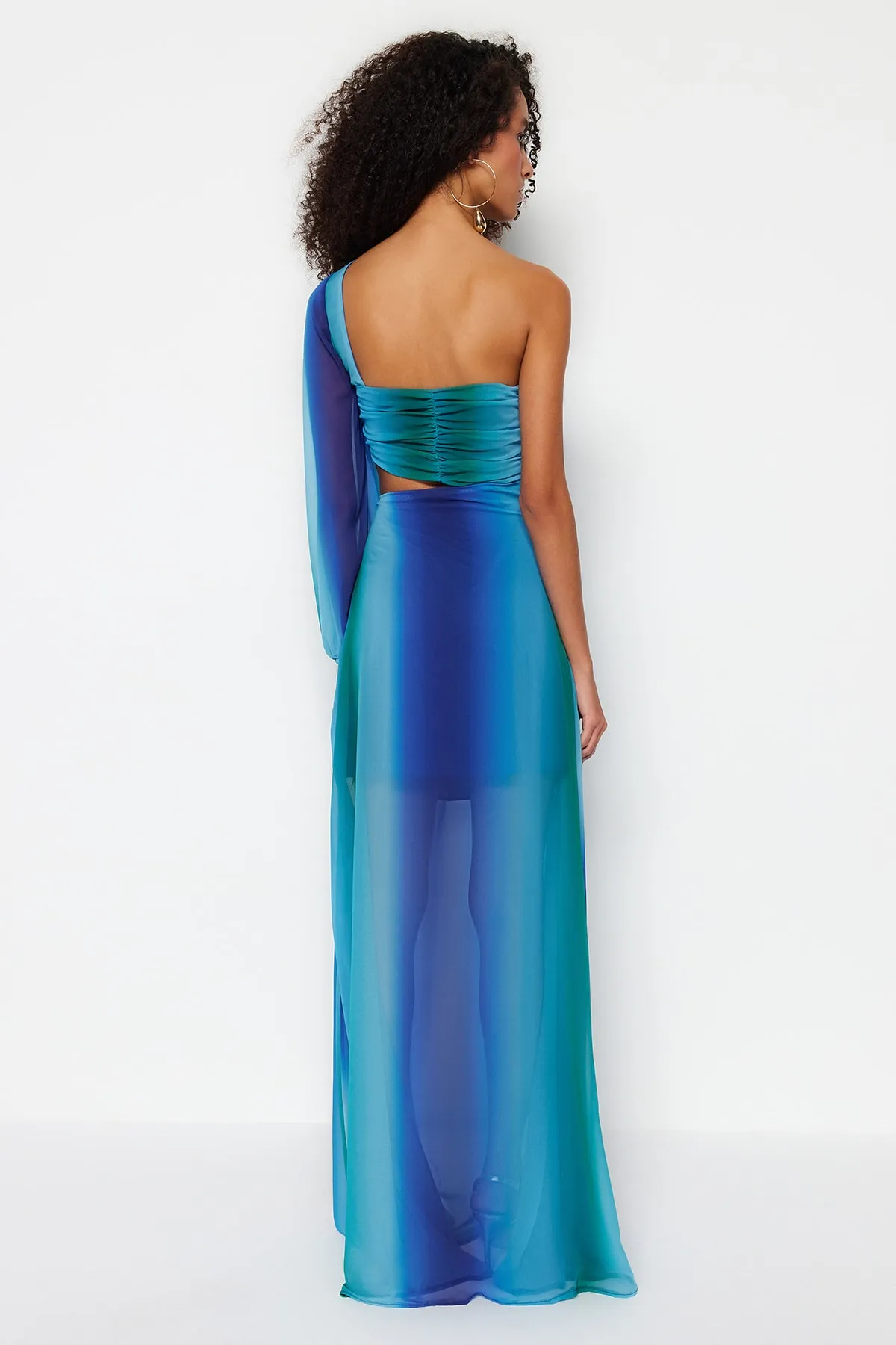 Trendyol Collection  Langes Abendkleid aus Chiffon mit Farbverlauf, mehrfarbig, mit gefüttertem Fenster/Ausschnitt-Detail TPRSS23AE00077