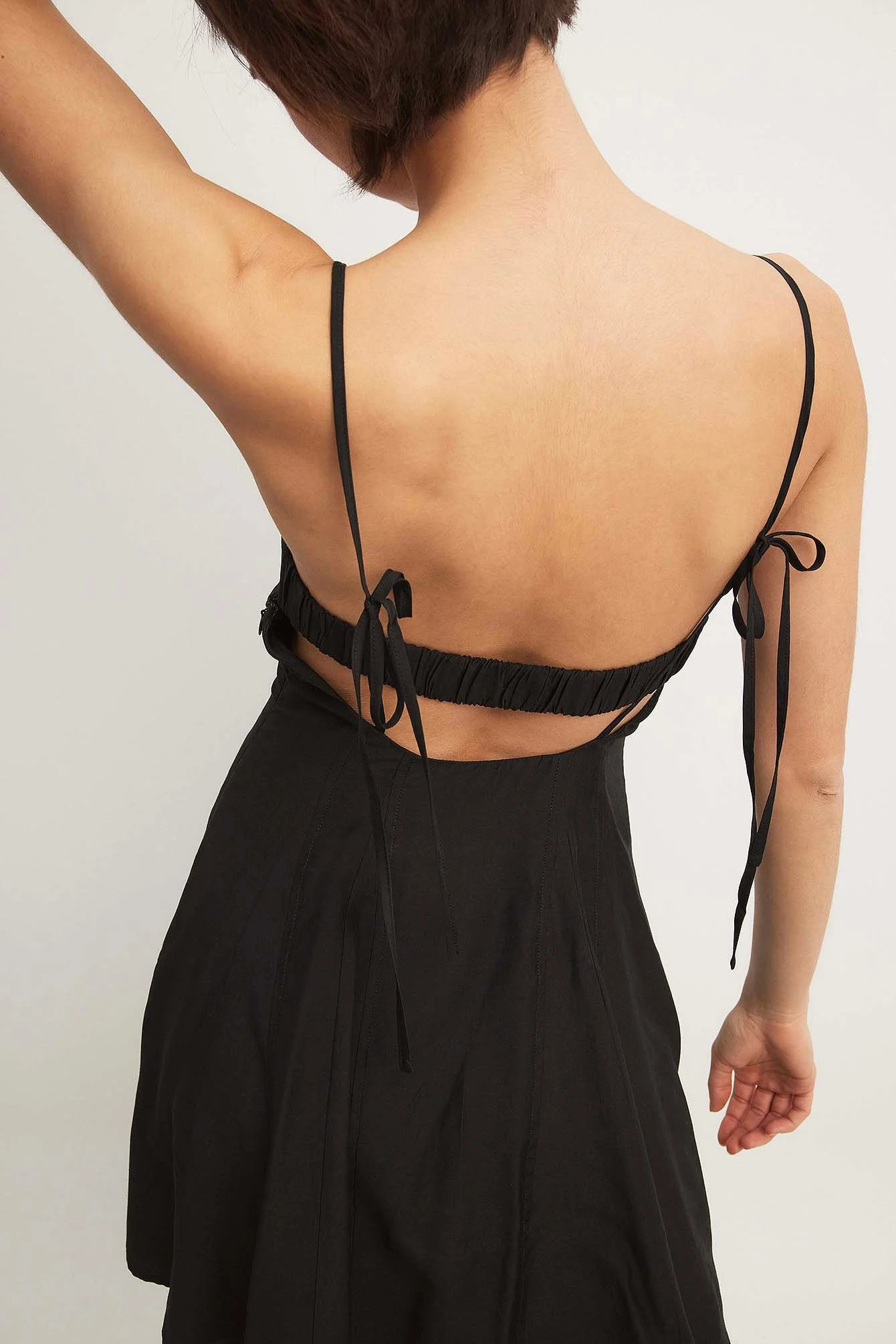 Minikleid mit offenem Rücken und Trägern
