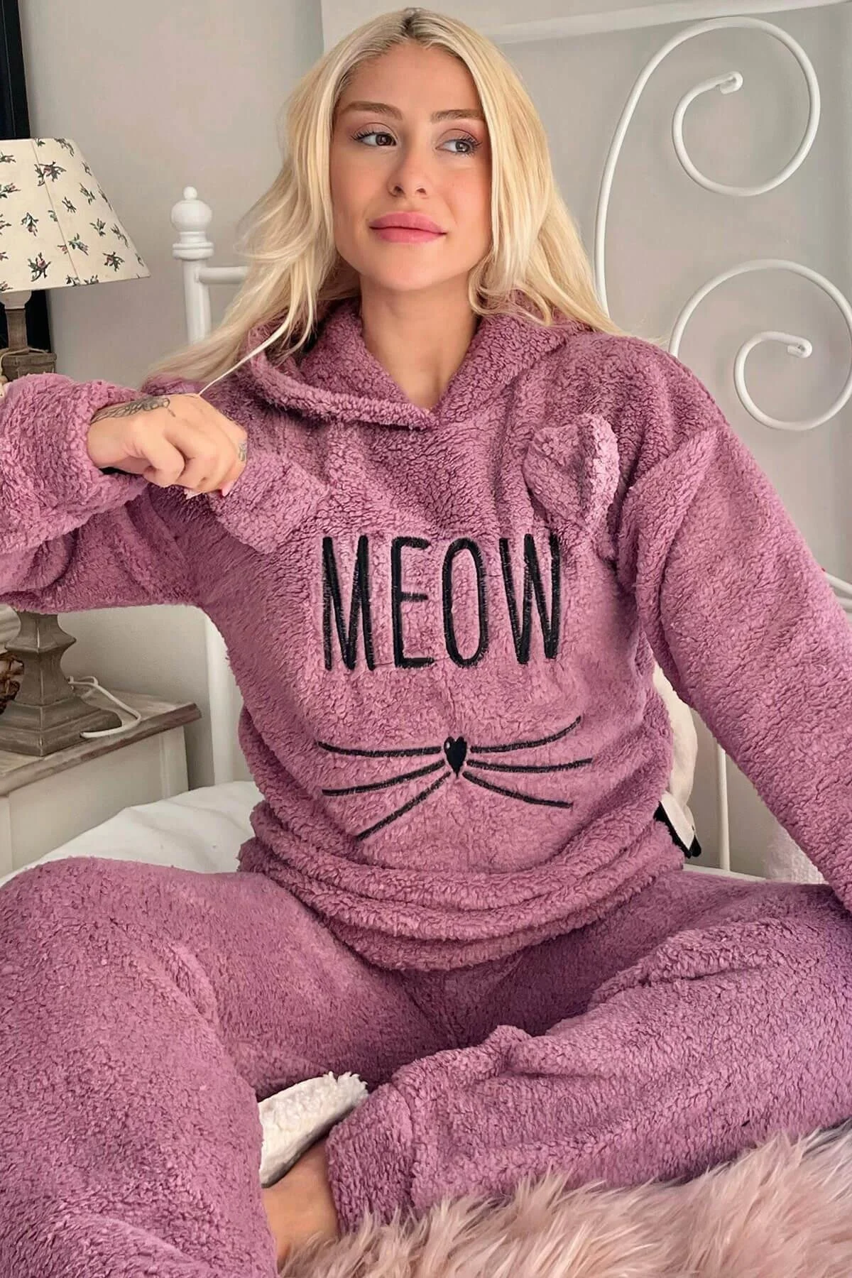 Pijamaevi  Lila Meow gemustertes Vollplüsch-Pyjama-Set