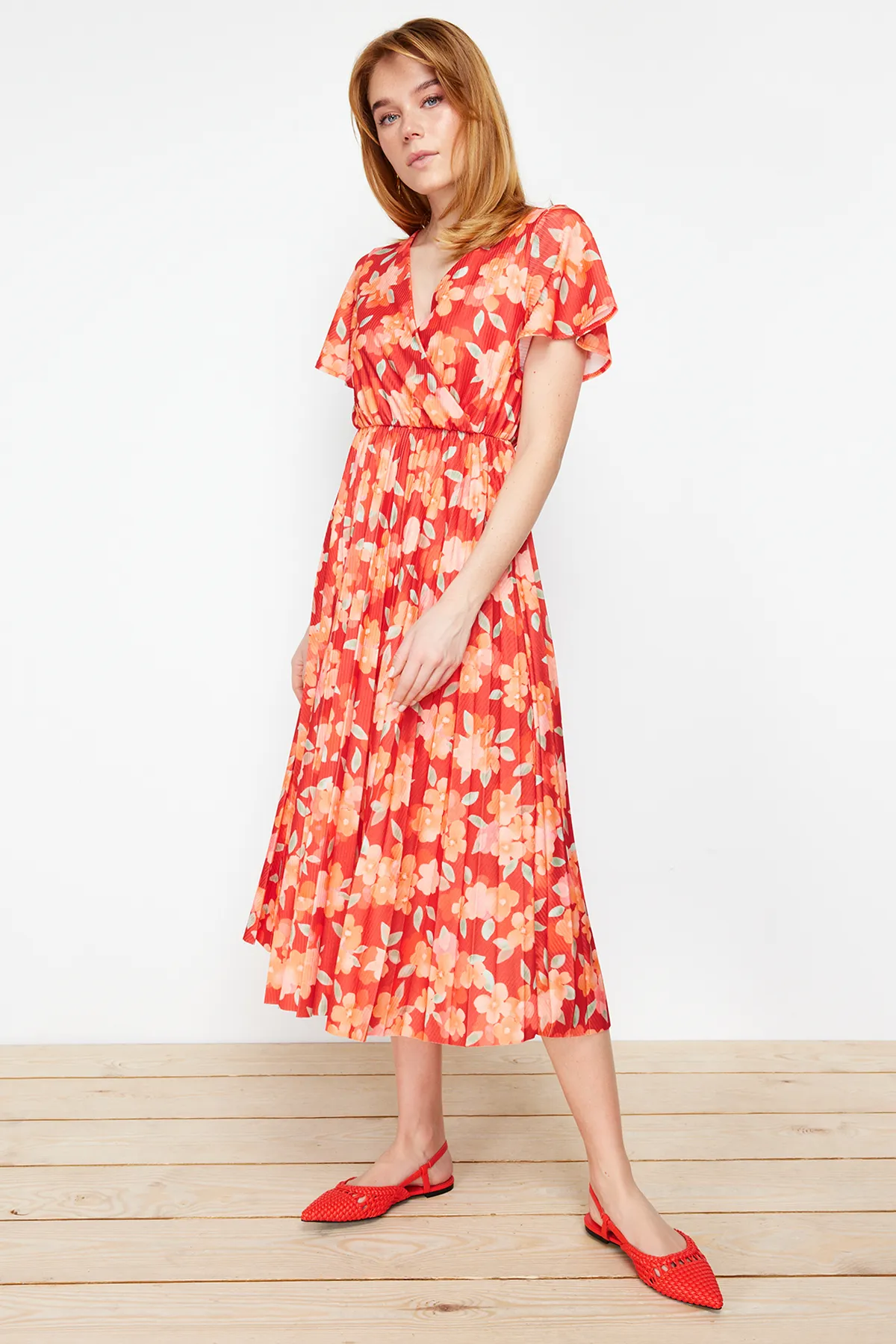 Trendyol Collection  Burgunderrotes Skater-/Gürtelöffnungs-Midikleid aus geripptem, dehnbarem Strick mit zweireihigen Taschentuchärmeln TWOSS24EL00482