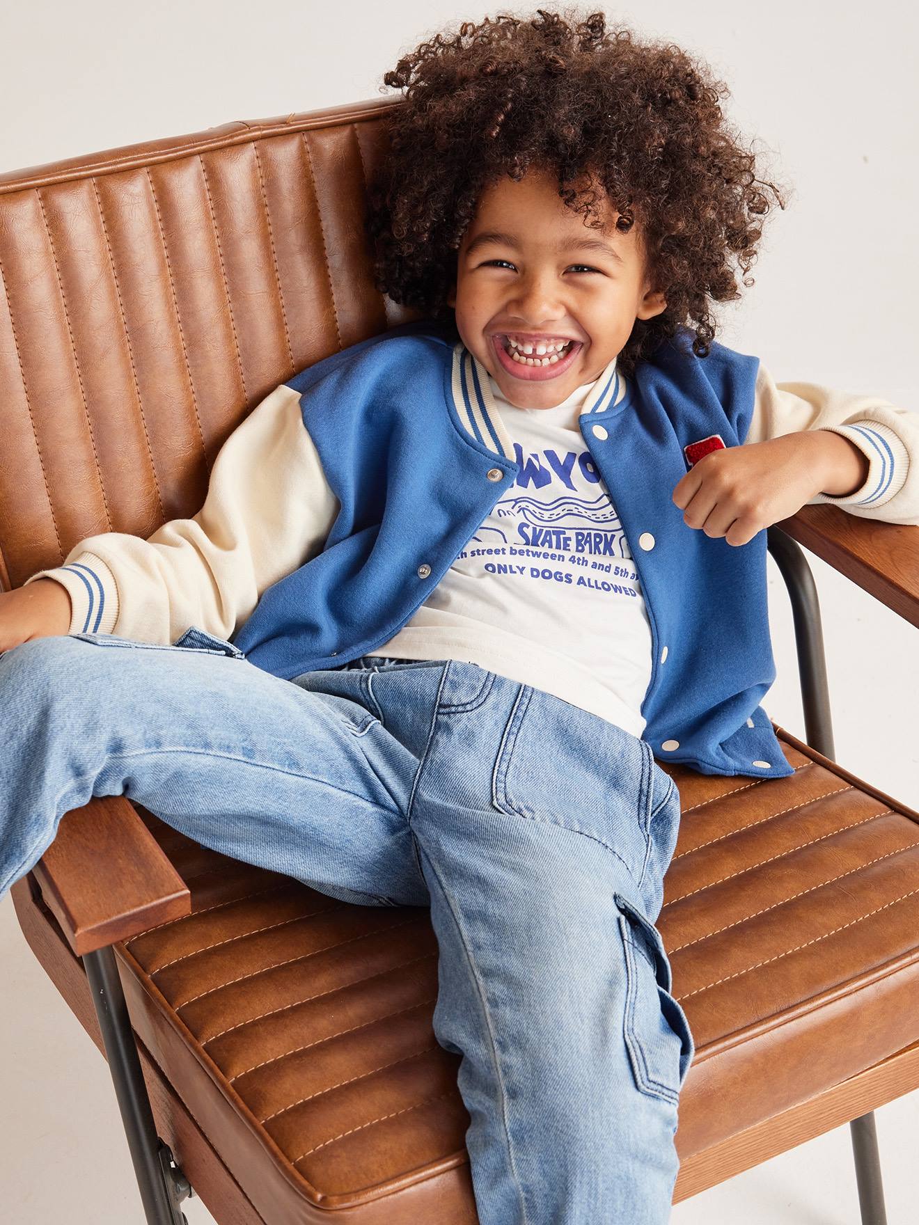 Sweat collège esprit teddy garçon pressionné devant bleu
