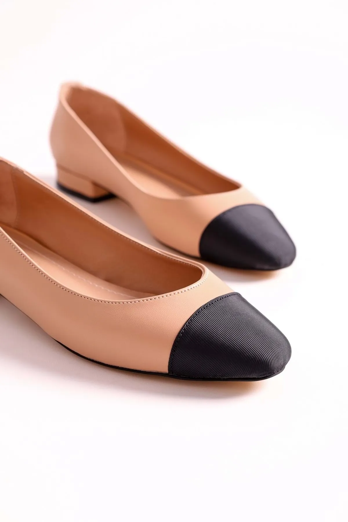 Shoeberry  Ellisy Nude Double Coloured Oval Toe Ballerina für Damen Nude Skin