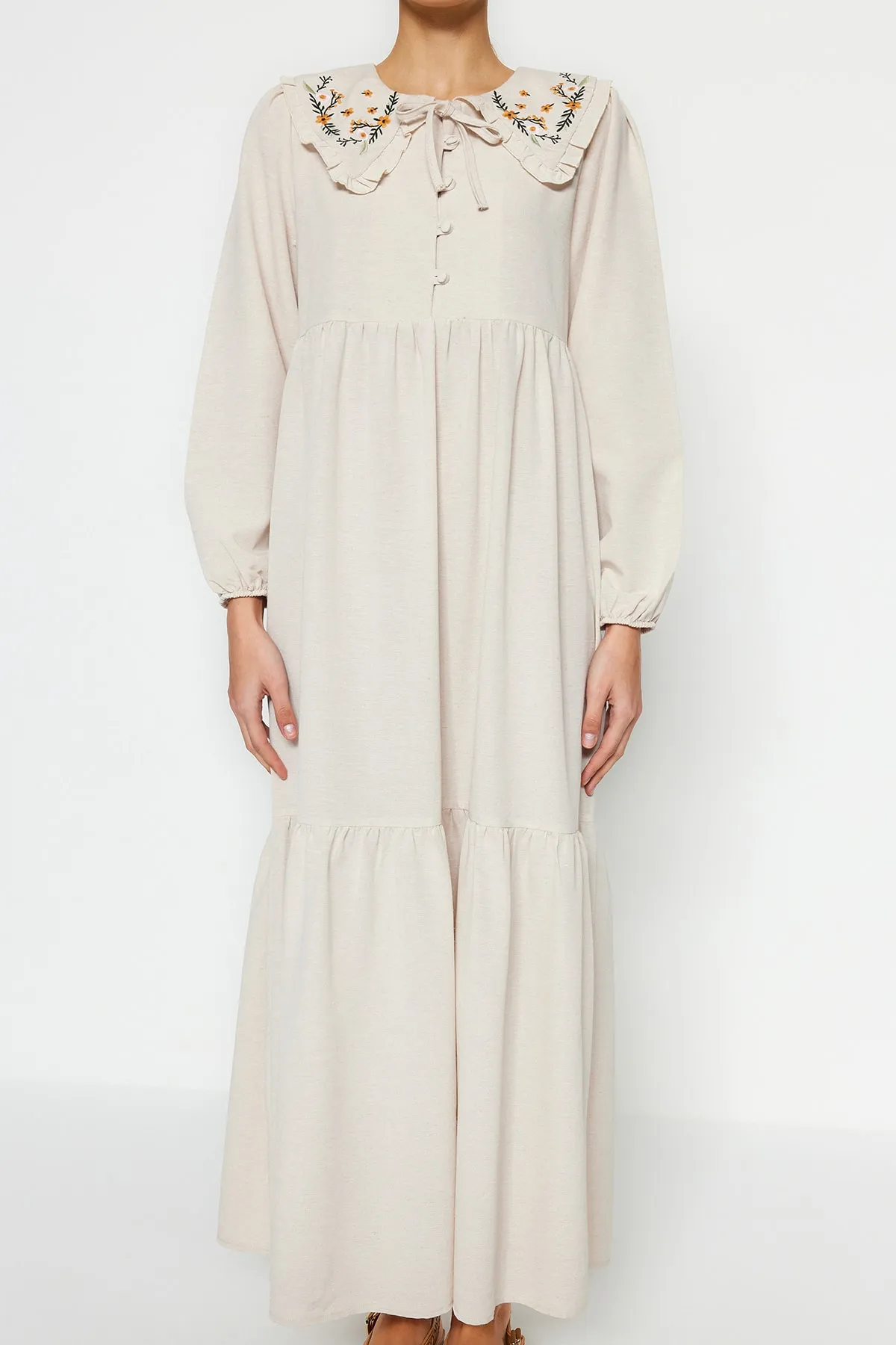 Trendyol Modest  Cremefarbenes, gewebtes Kleid mit halber Knopfleiste und besticktem Kragen in Leinenoptik TCTSS23EB00257