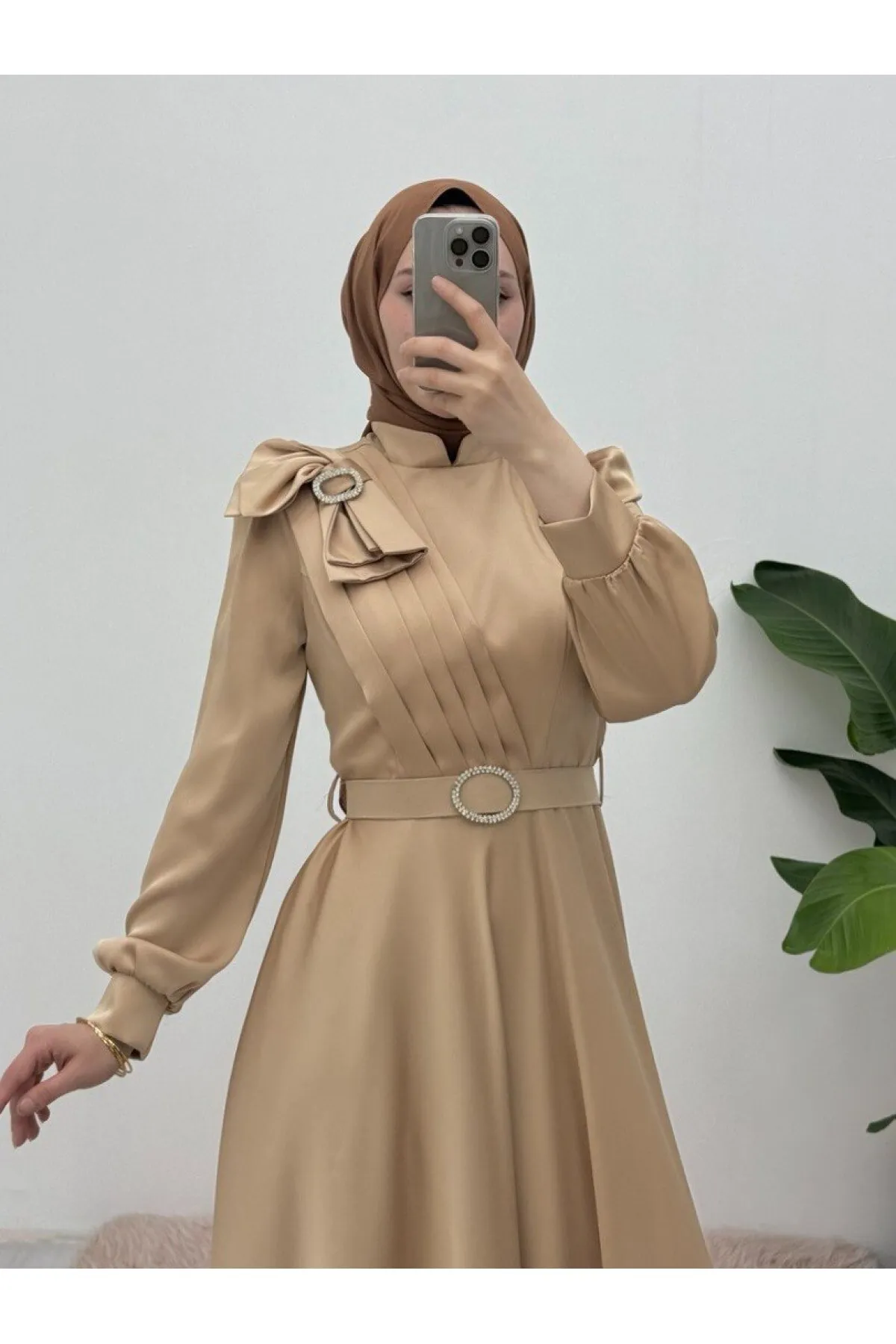Modamorfo  Satin-Abendkleid mit Brosche, Schleife und Steingürtel