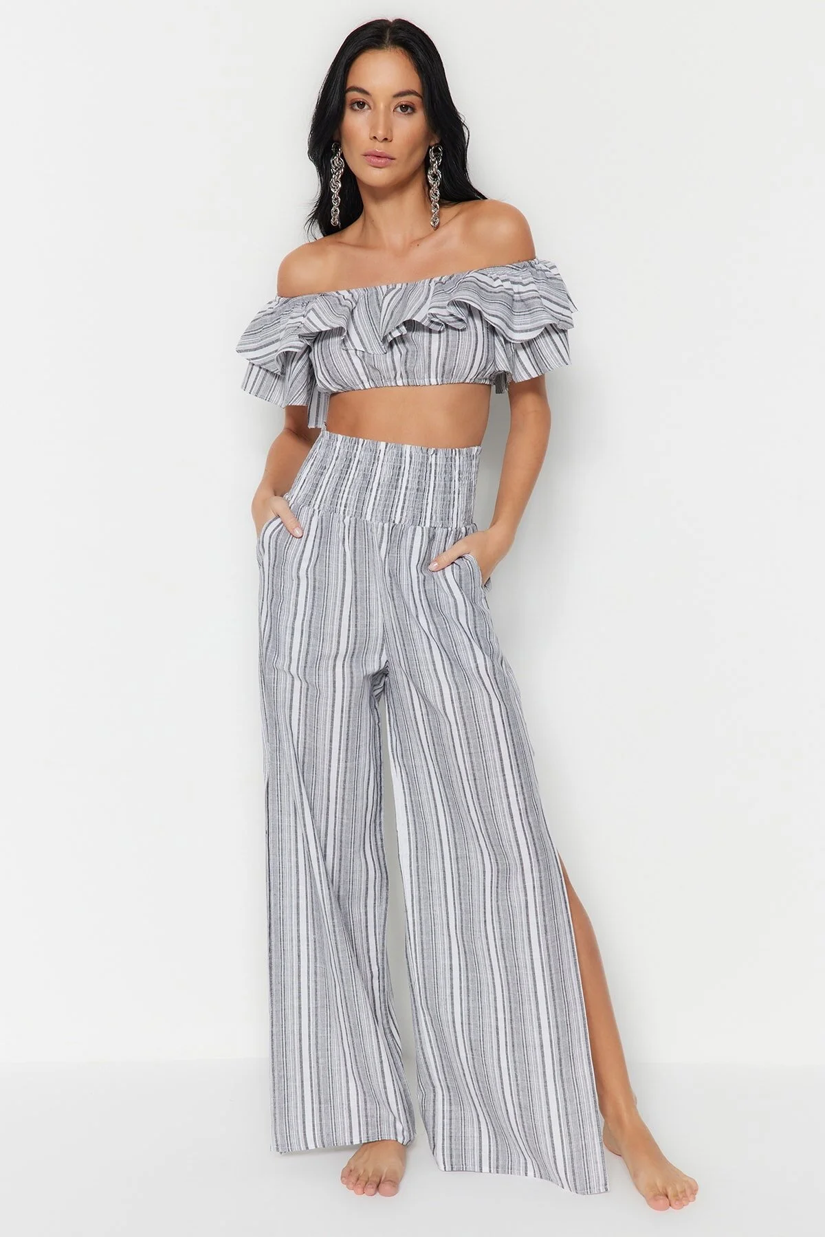 Trendyol Collection  Grau gestreiftes, gewebtes Blusen- und Hosenset mit Rüschen TBESS21AU0305