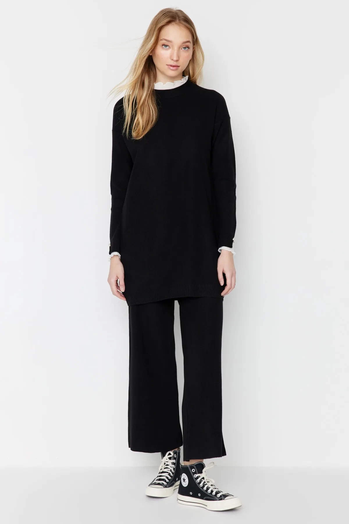 Trendyol Modest  Schwarzer Strickanzug mit Pullover- und Hosenteil und Perlenbesatz und Tülldetail TCTAW23US00088