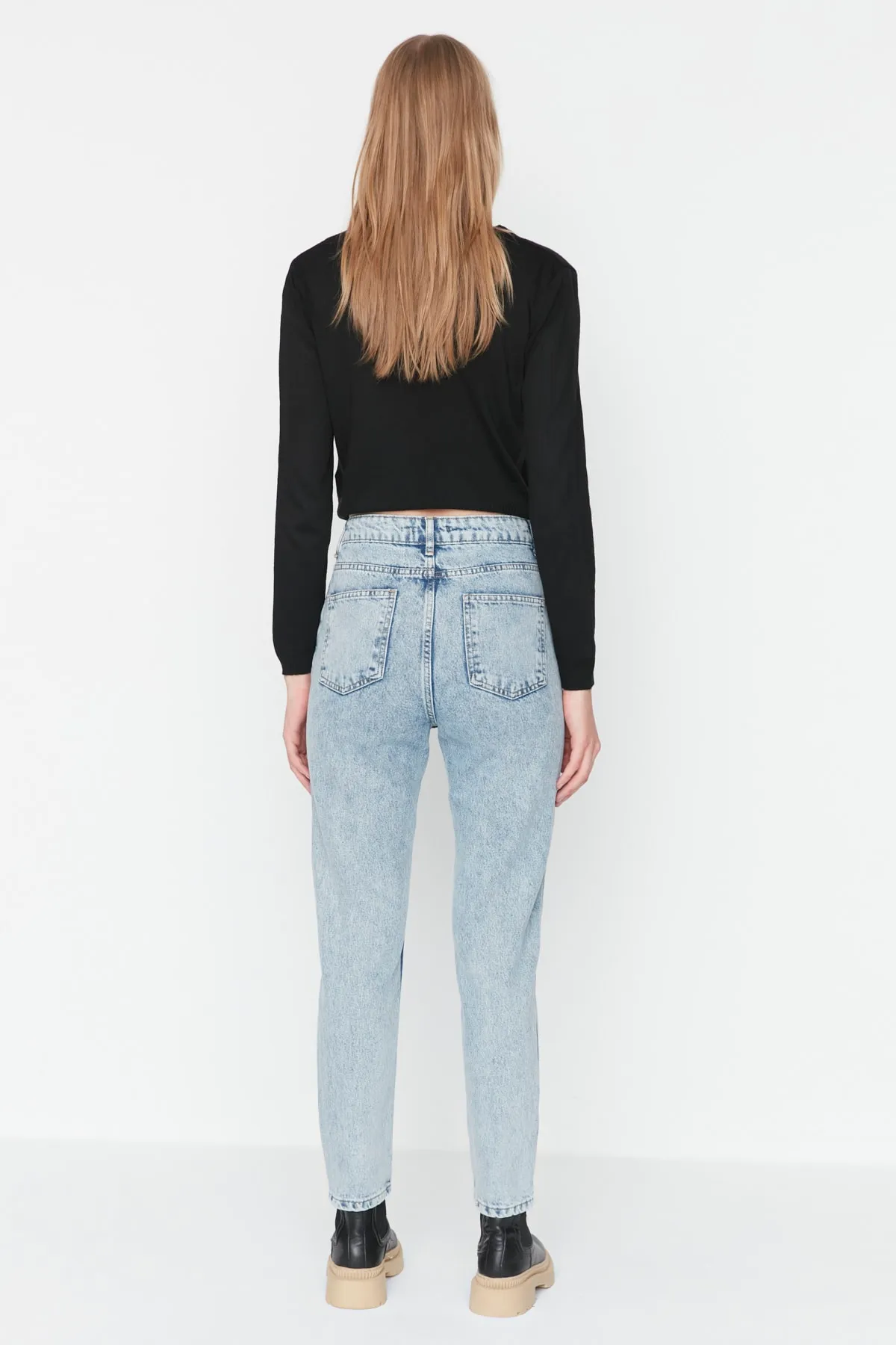 Trendyol Collection  Hellblaue Mom-Jeans mit hoher Taille TWOAW23JE00193