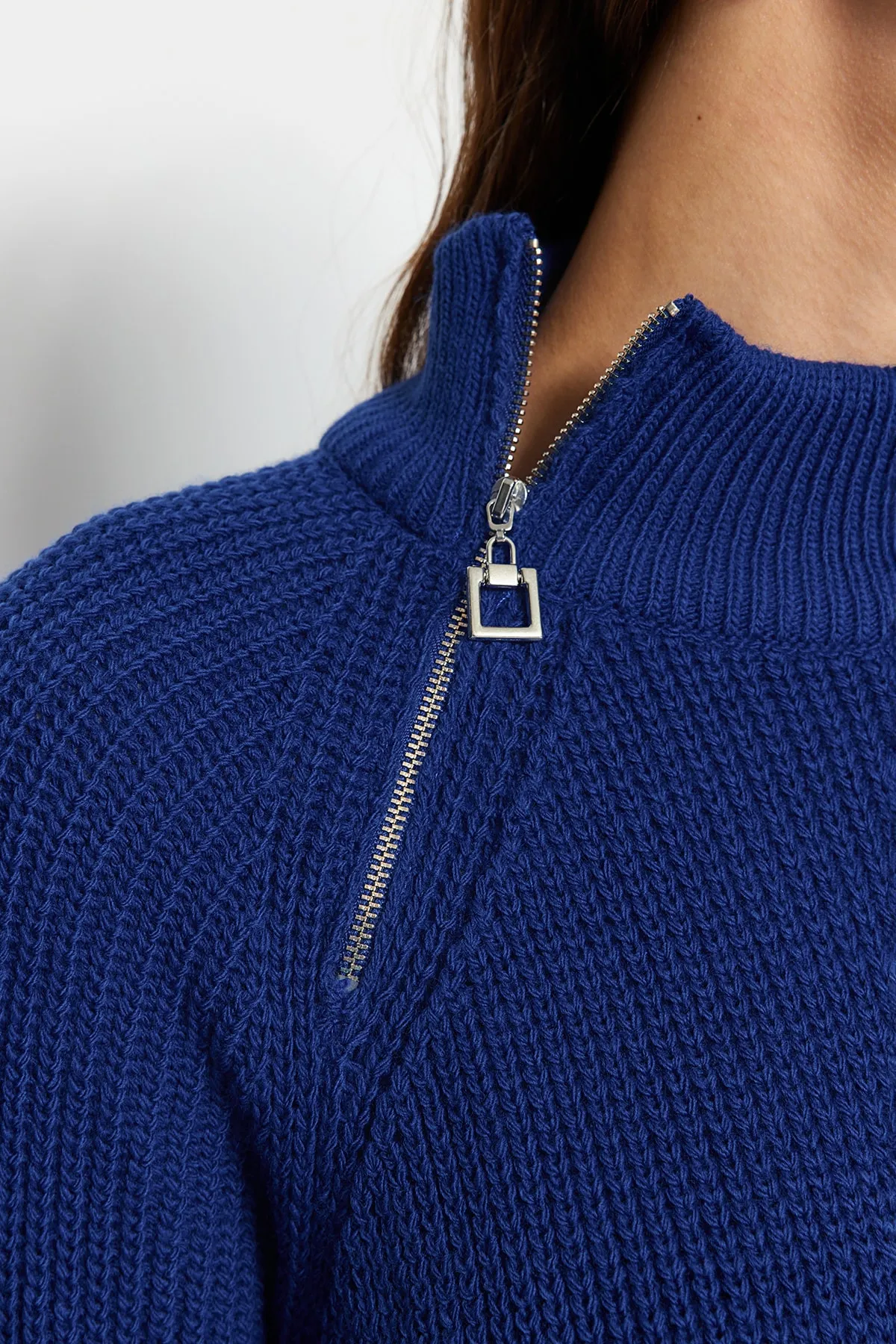 Trendyol Modest  Saks Stehkragen-Reißverschluss-Detaillierter Selanik-Strickpullover TCTAW24AK00139