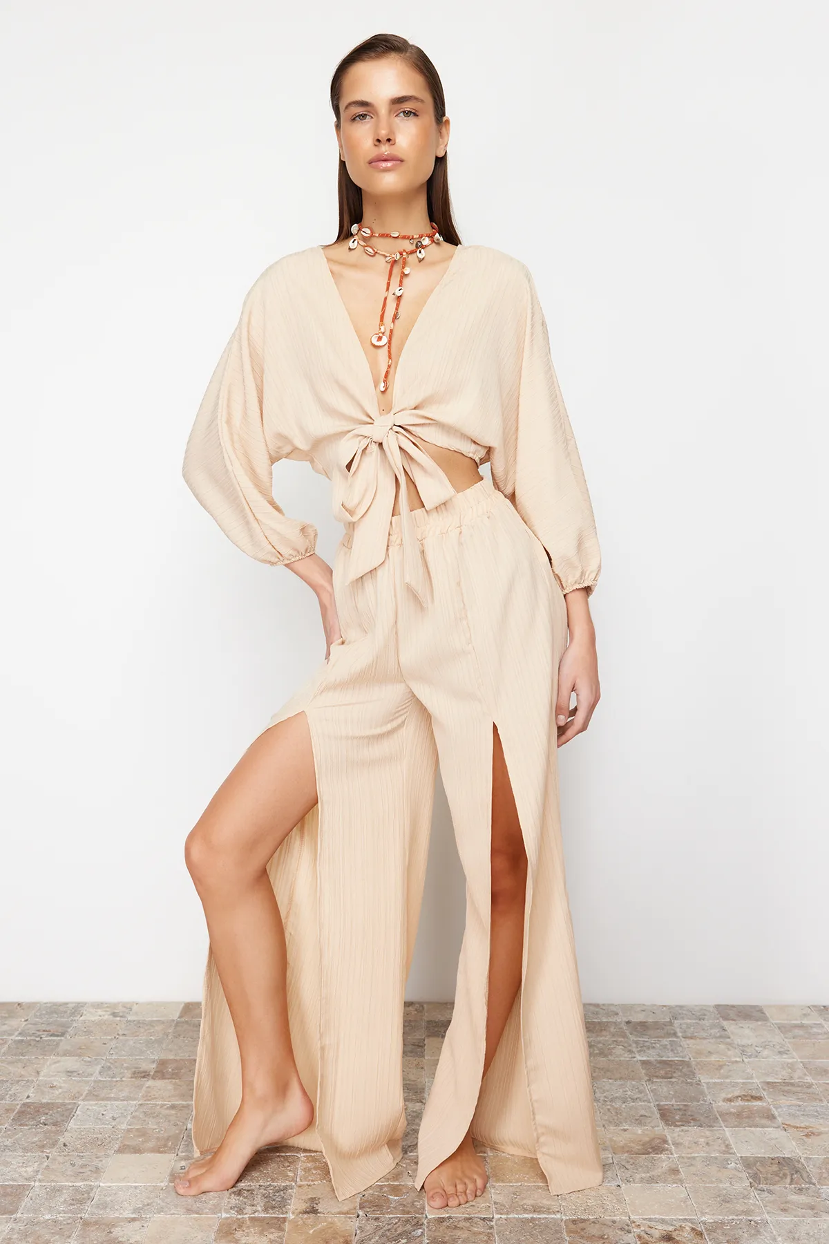 Trendyol Collection  Beiges gewebtes Blusen-Hosen-Set mit Schlitz TBESS24AU00038