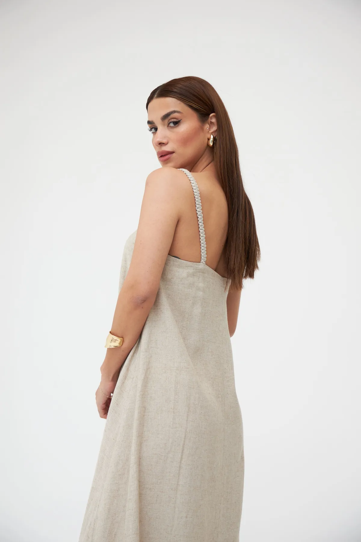 Laluvia  Langes Leinenkleid mit Strickriemen in Steinfarbe