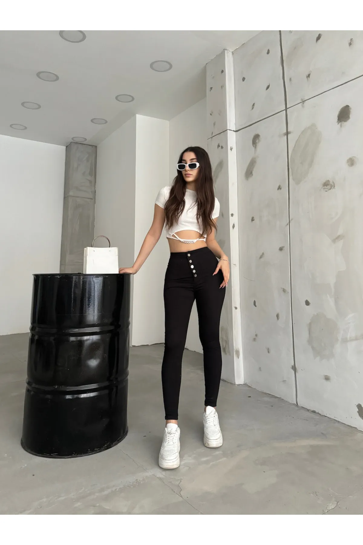 BİKELİFE  Schwarze Damen-Leggings mit hoher Taille und schmalem Bein und Knöpfen